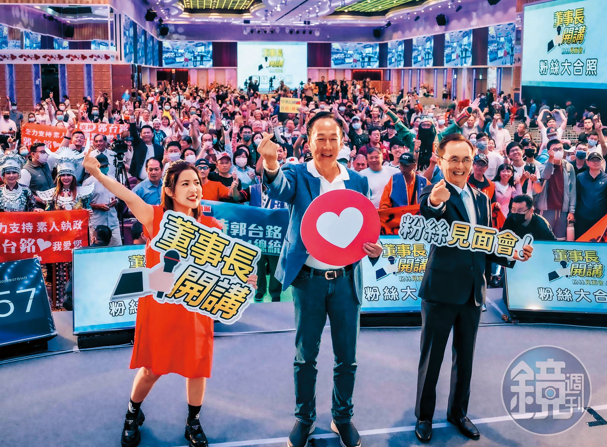 搶在國民黨全代會之前,郭台銘(前中)將一連參加北中南3場「董事長開講粉絲見面會」,大談兩岸關係、經濟發展等議題,顯露出攻大位意圖。(翻攝郭台銘臉書)