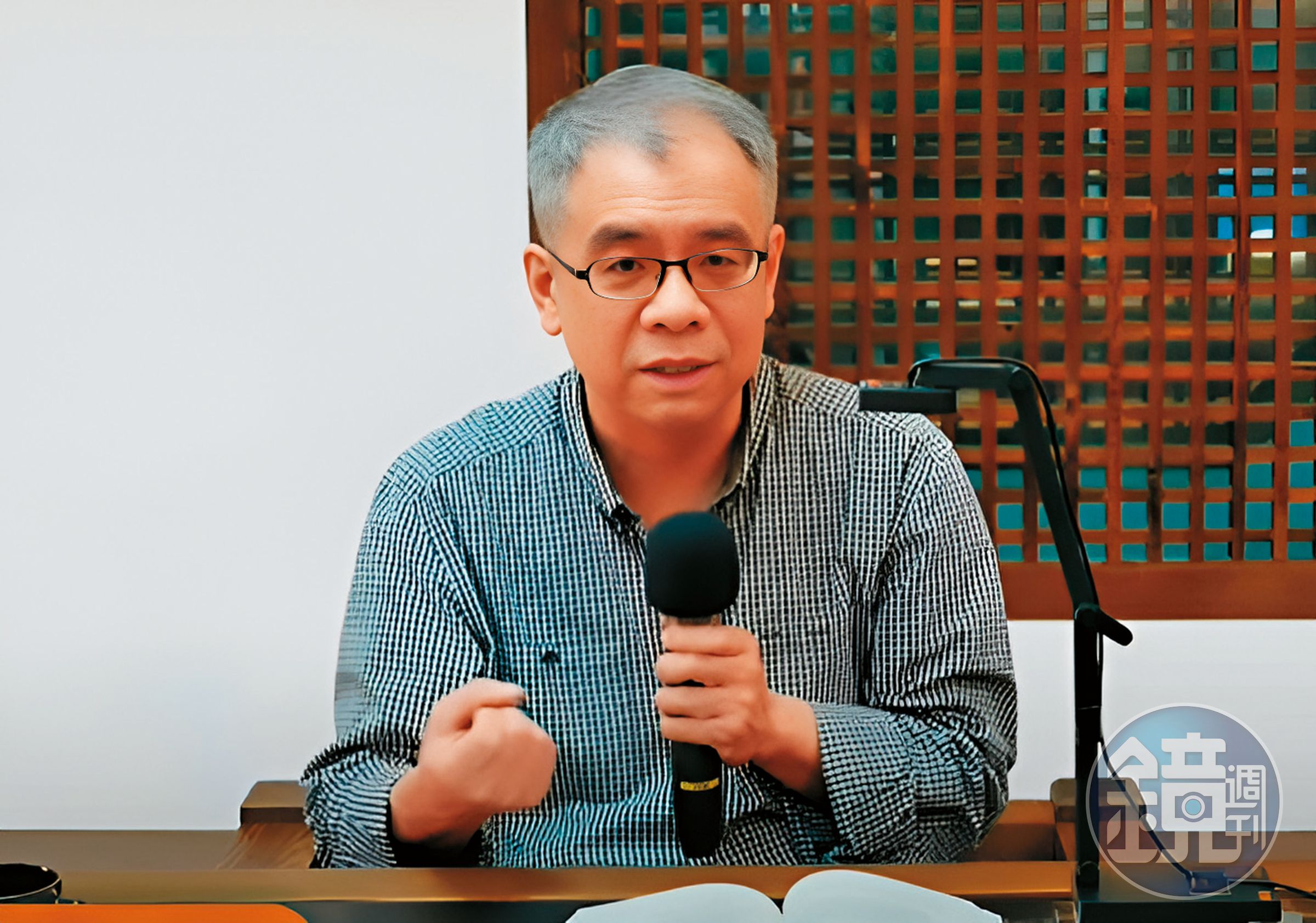 郭陣營近來猛拋政策議題劍指綠營,搶攻話語權,背後「發動機」之一,正是前《新新聞》周刊總編輯楊照(圖)。(翻攝敏講堂YouTube)