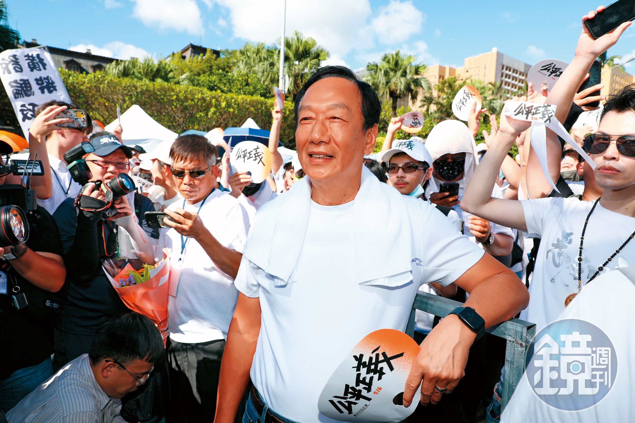 郭台銘、侯友宜都出席716凱道遊行,不僅王不見王,境遇也大不相同;郭致詞獲得台下掌聲,侯則慘被噓爆。