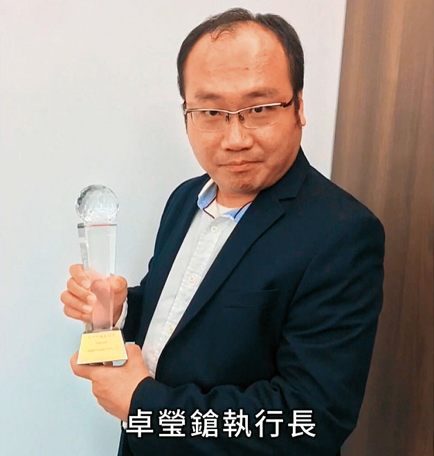 自稱是前彰化縣長卓伯源堂姪的卓瑩鎗(圖),遭股東、員工指控掏空、詐欺。(翻攝台灣資料科學YouoTube)