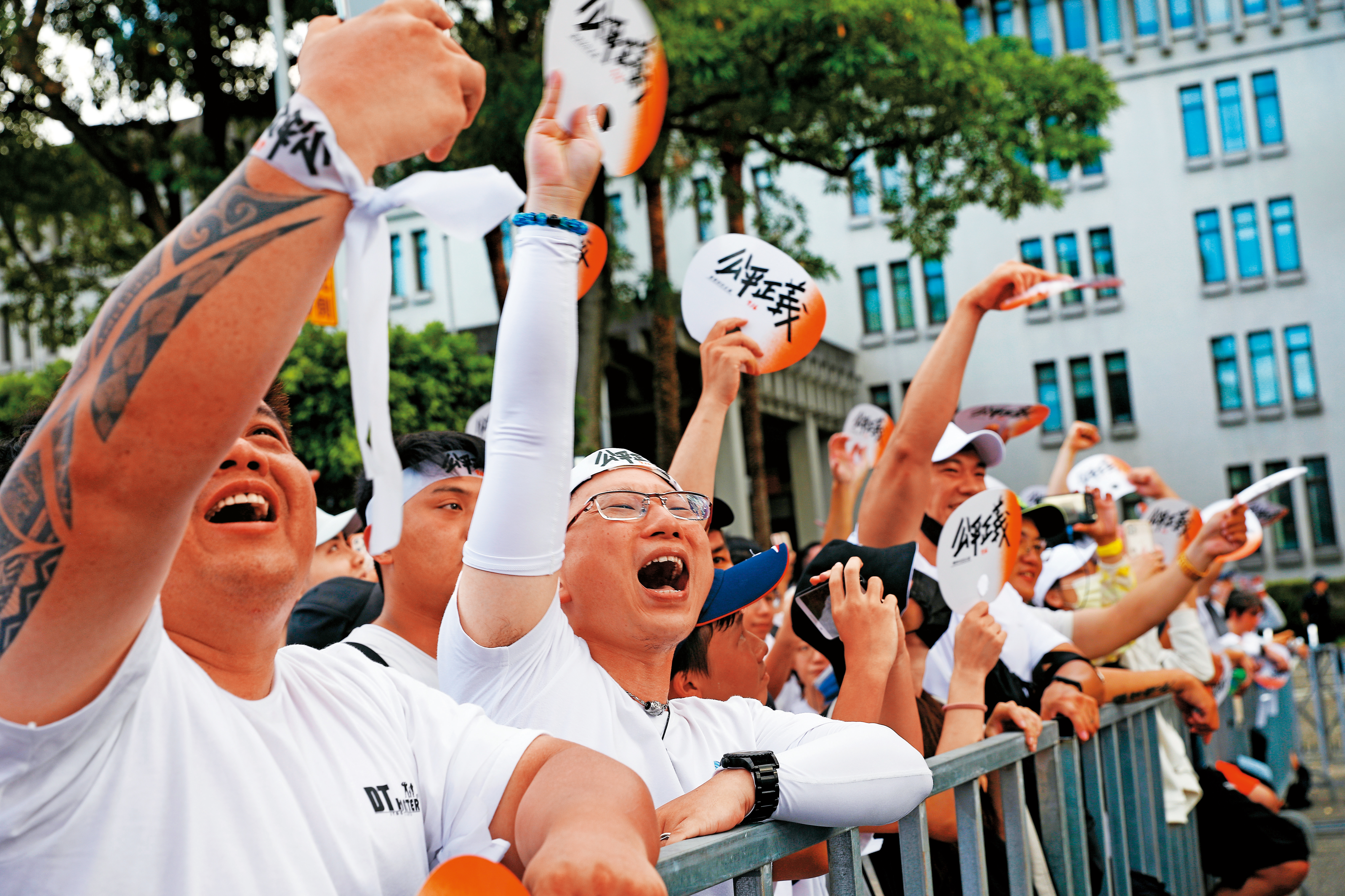 黃國昌及館長陳之漢舉辦公平正義凱道集會，參加的抗議者超過8成都是年輕人。