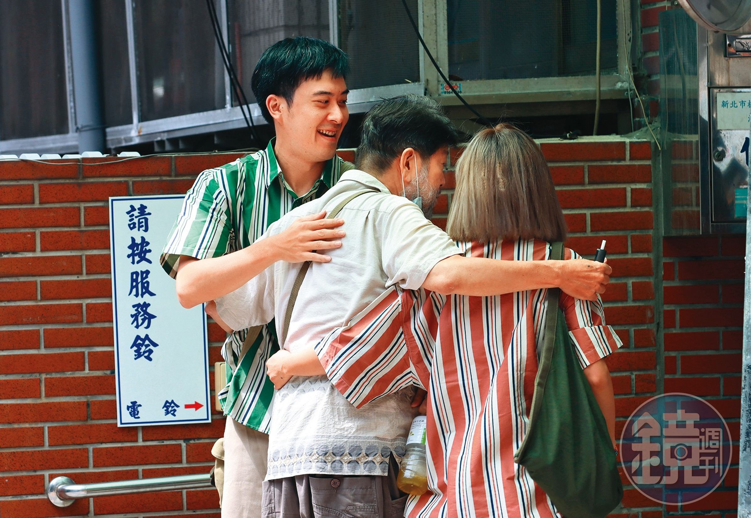 09：53 方宥心（右）和王為（左）一看到來當公證人的羅北安（中），立刻開心衝上前擁抱。