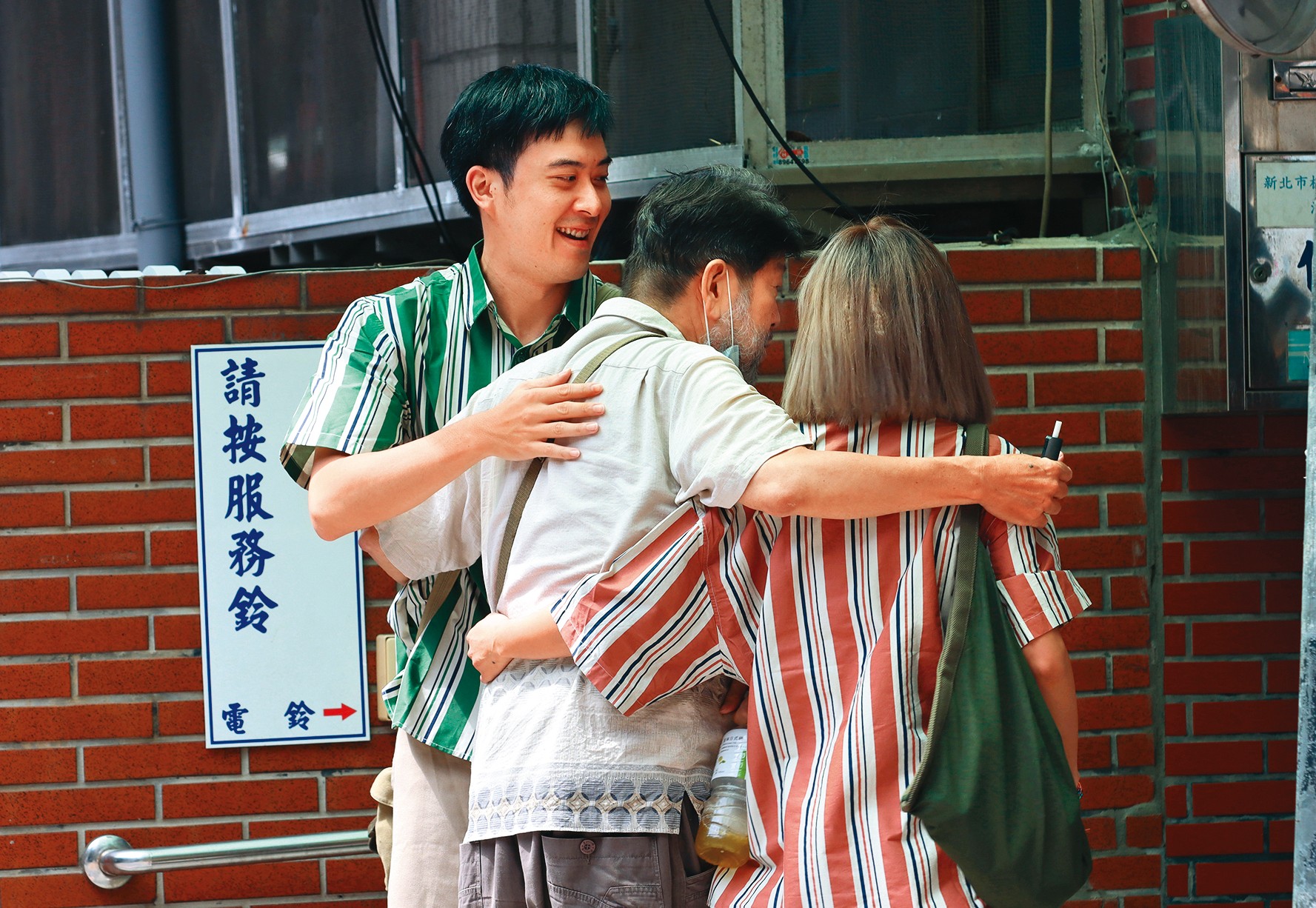 09:53 方宥心(右)和王為(左)一看到來當公證人的羅北安(中),立刻開心衝上前擁抱。