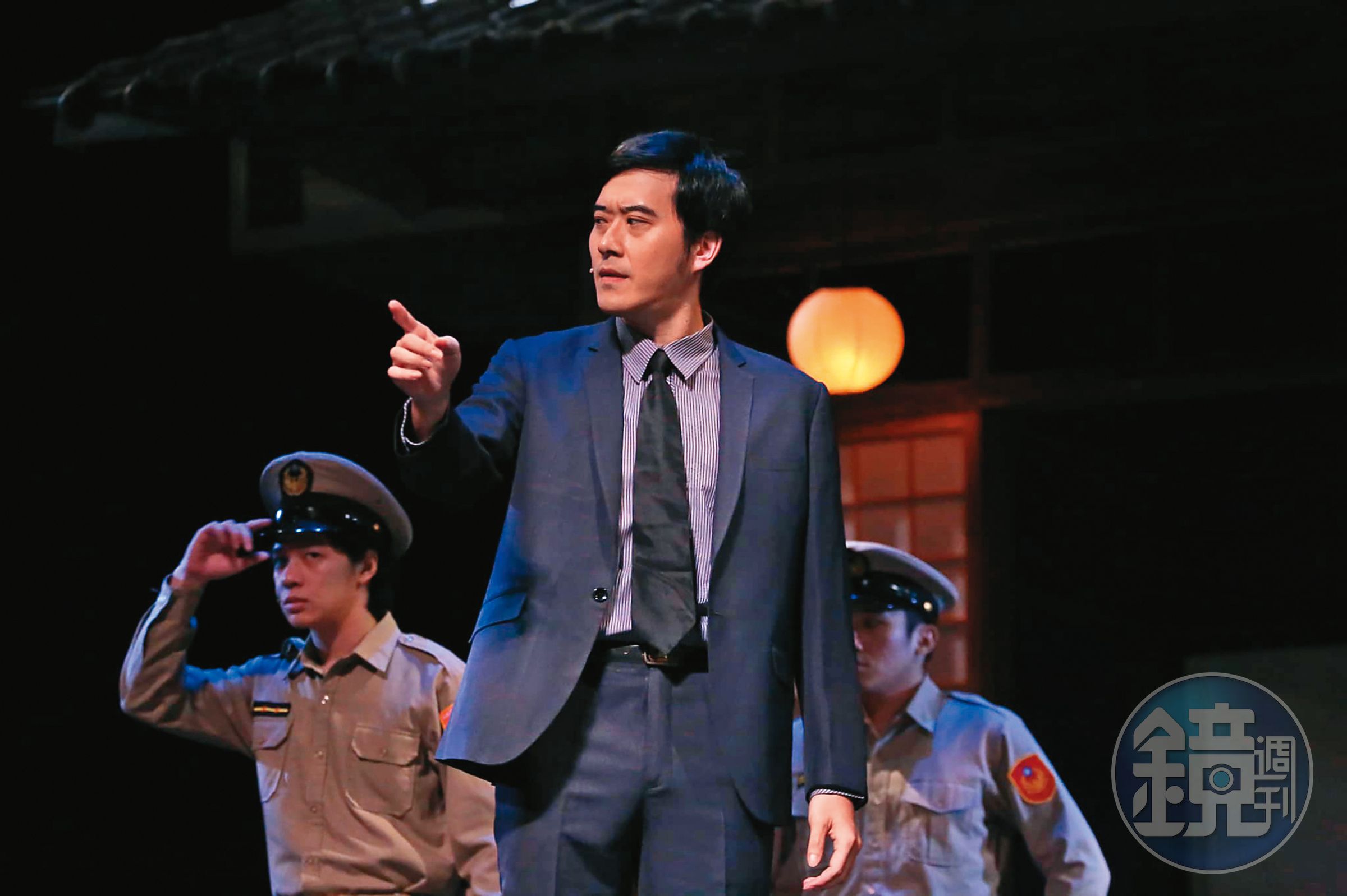 王為（中）因為和方宥心合作《再會吧！北投》舞台劇結緣相戀。（翻攝自王為臉書）