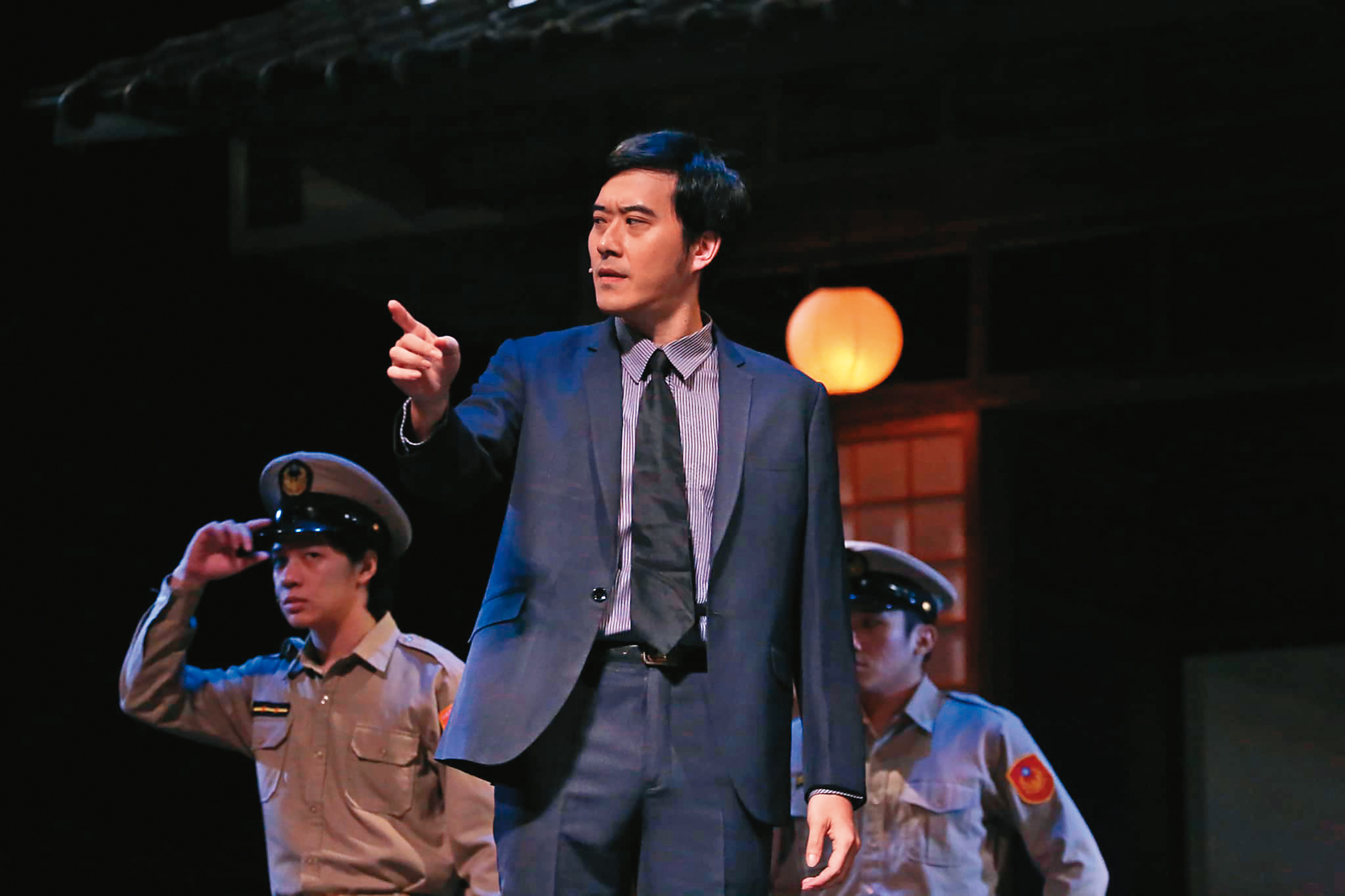 王為(中)因為和方宥心合作《再會吧!北投》舞台劇結緣相戀。(翻攝自王為臉書)