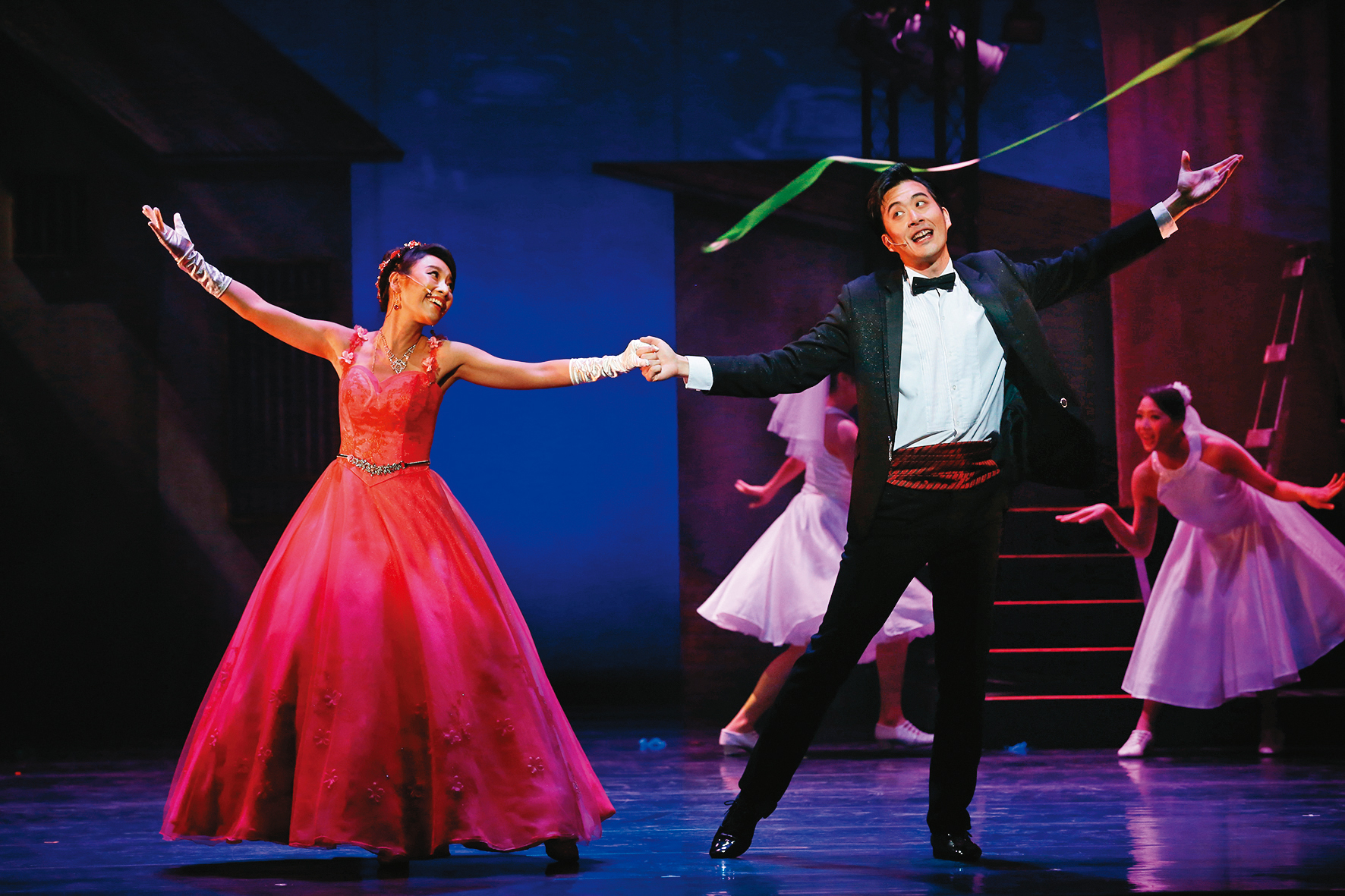 前年方宥心（左）和王為（右）在《結婚！結昏？辦桌》中飾演一對幸福的新郎、新娘，在舞台上又唱又跳。