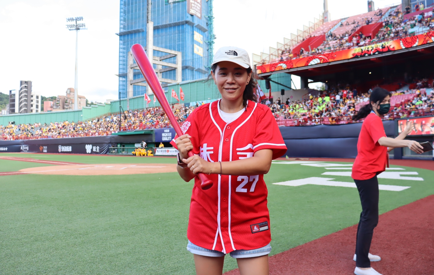 2023年是何昀軒迎來嶄新生命的第十年，喜愛棒球並熱愛各類球賽，7月16日下午獲邀在台北市天母棒球場一場中職球賽上擔任開球打擊嘉賓。（慈濟基金會提供）