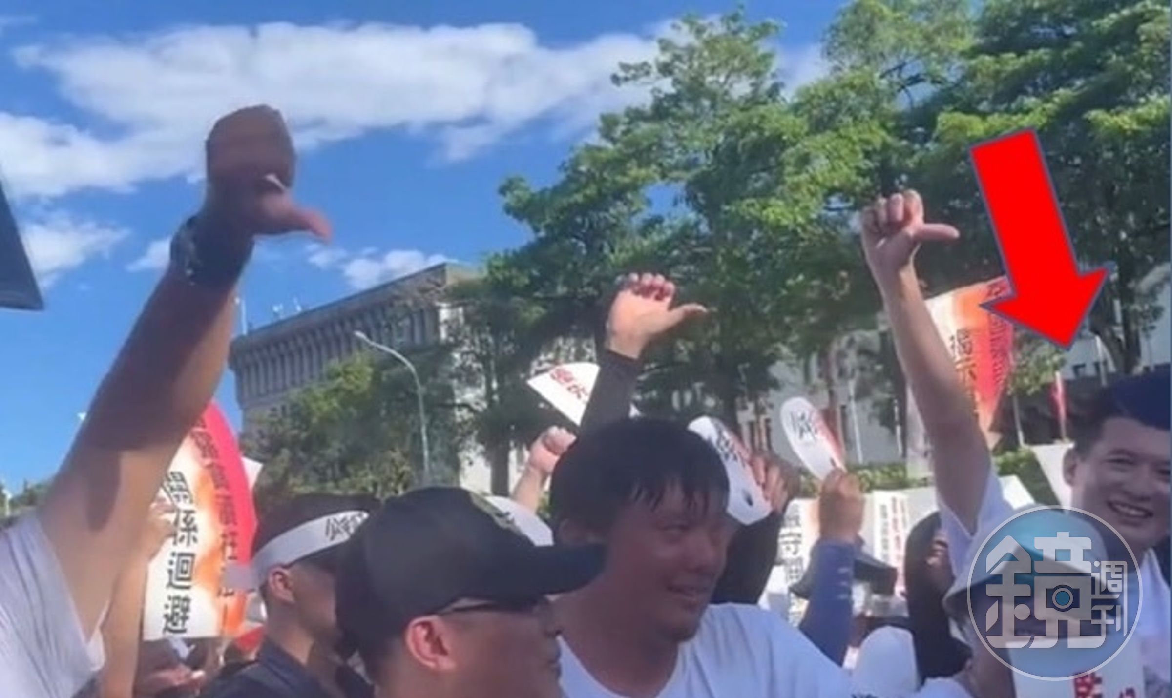 國民黨新北市議員陳偉杰直指民眾黨中央委員張凱鈞，在侯友宜致詞時混在人群中帶頭比倒讚。（翻攝自陳偉杰 Chen Wei-chieh臉書）
