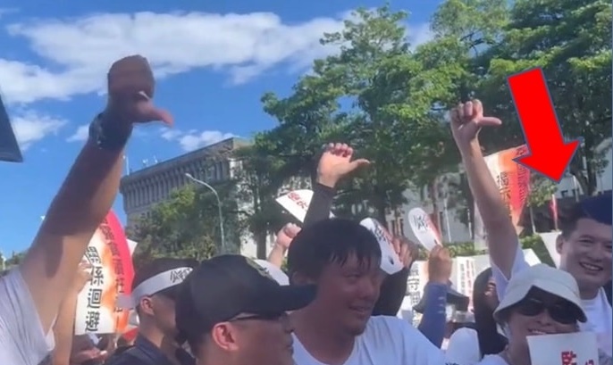 國民黨新北市議員陳偉杰直指民眾黨中央委員張凱鈞，在侯友宜致詞時混在人群中帶頭比倒讚。（翻攝自陳偉杰 Chen Wei-chieh臉書）
