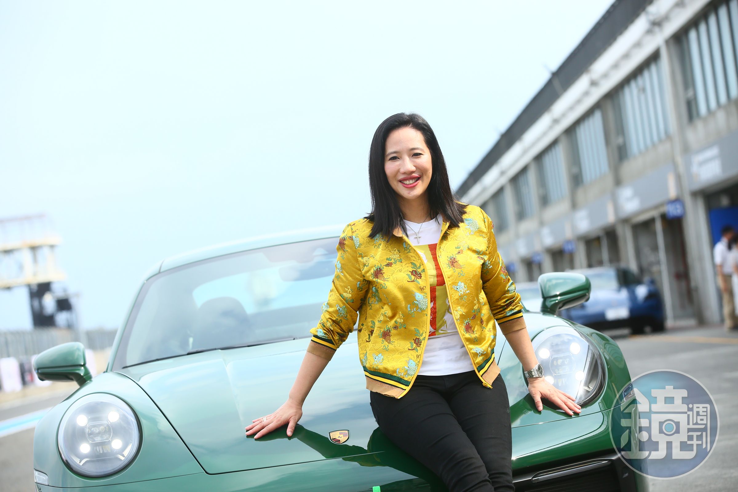 大鵬灣賽車場重新啟用當天,高易誼還坐上自己買下的保時捷紀念車款,在賽道上急速奔馳。