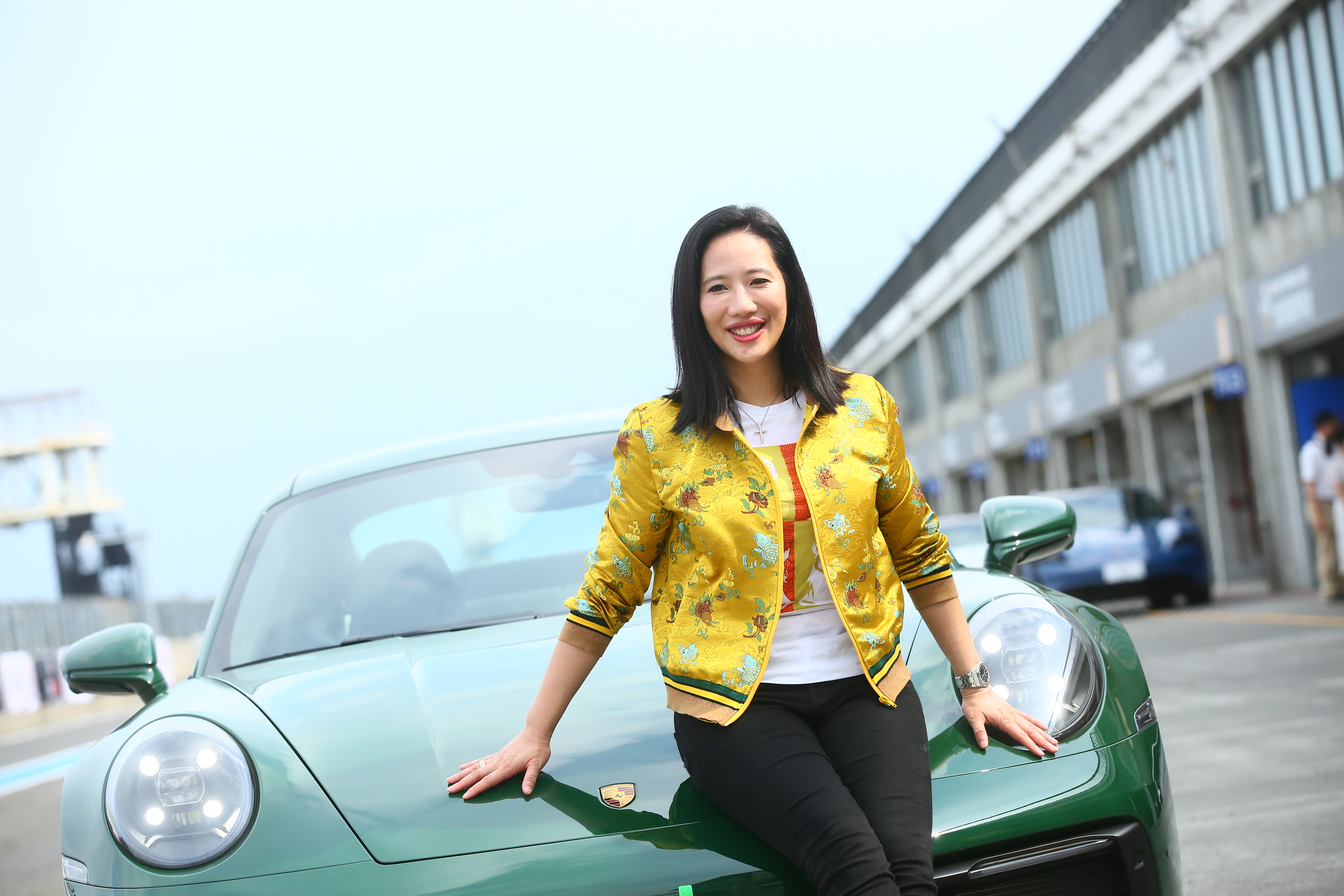 大鵬灣賽車場重新啟用當天，高易誼還坐上自己買下的保時捷紀念車款，在賽道上急速奔馳。