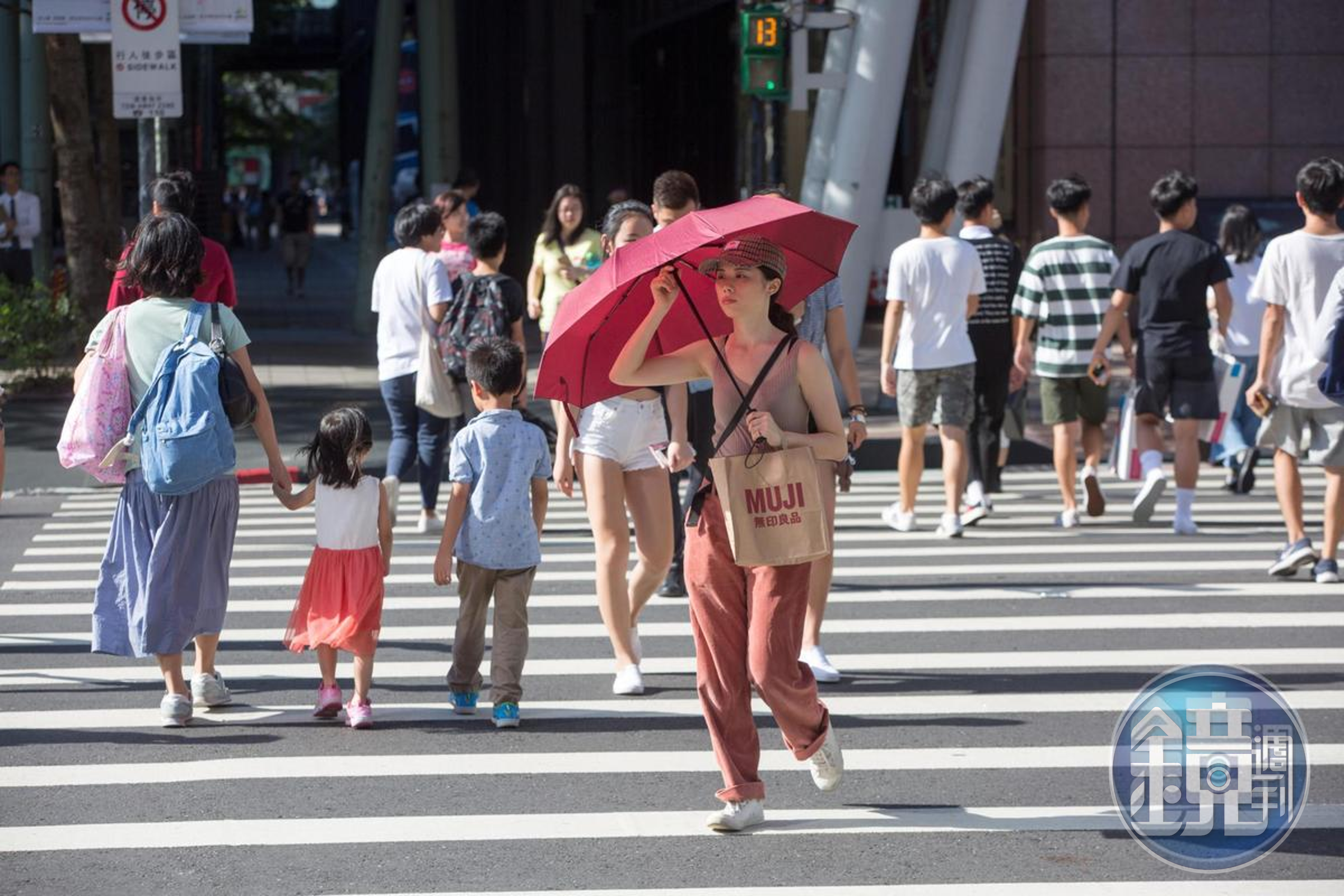 女生夏天出門穿內衣太悶熱,造成許多困擾。(本刊資料照)