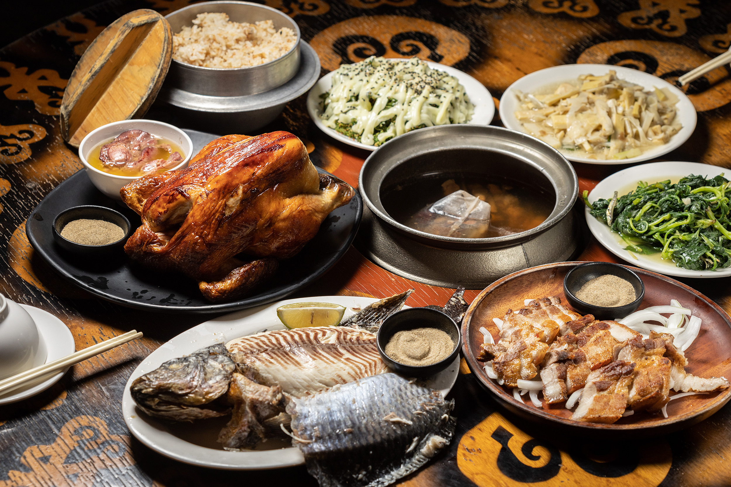 「原始部落山地美食」是網路上擁有超過3千多則評論的知名餐廳。