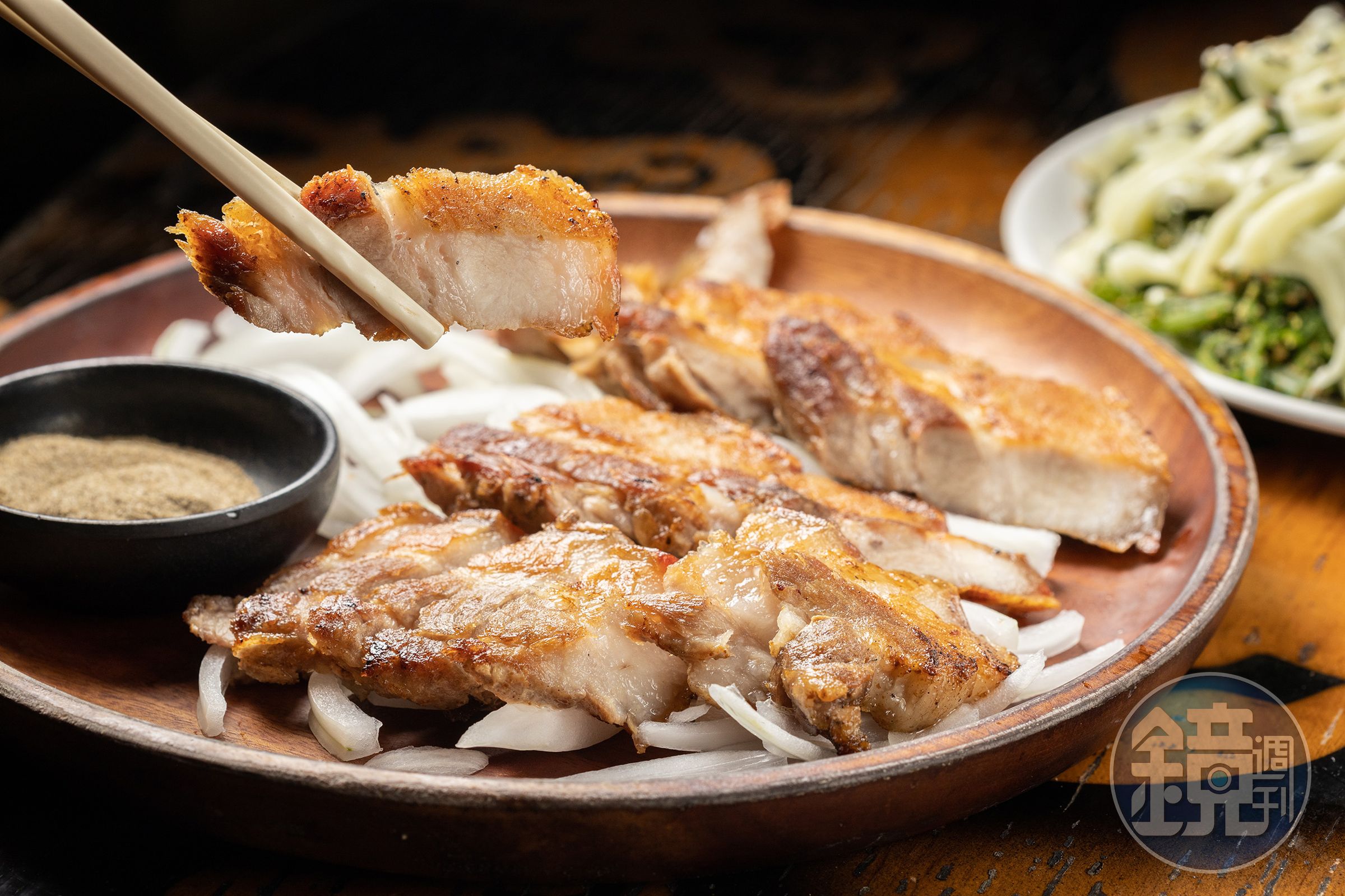 外酥內軟的「風味石板肉」肥而不膩。（300元／份）