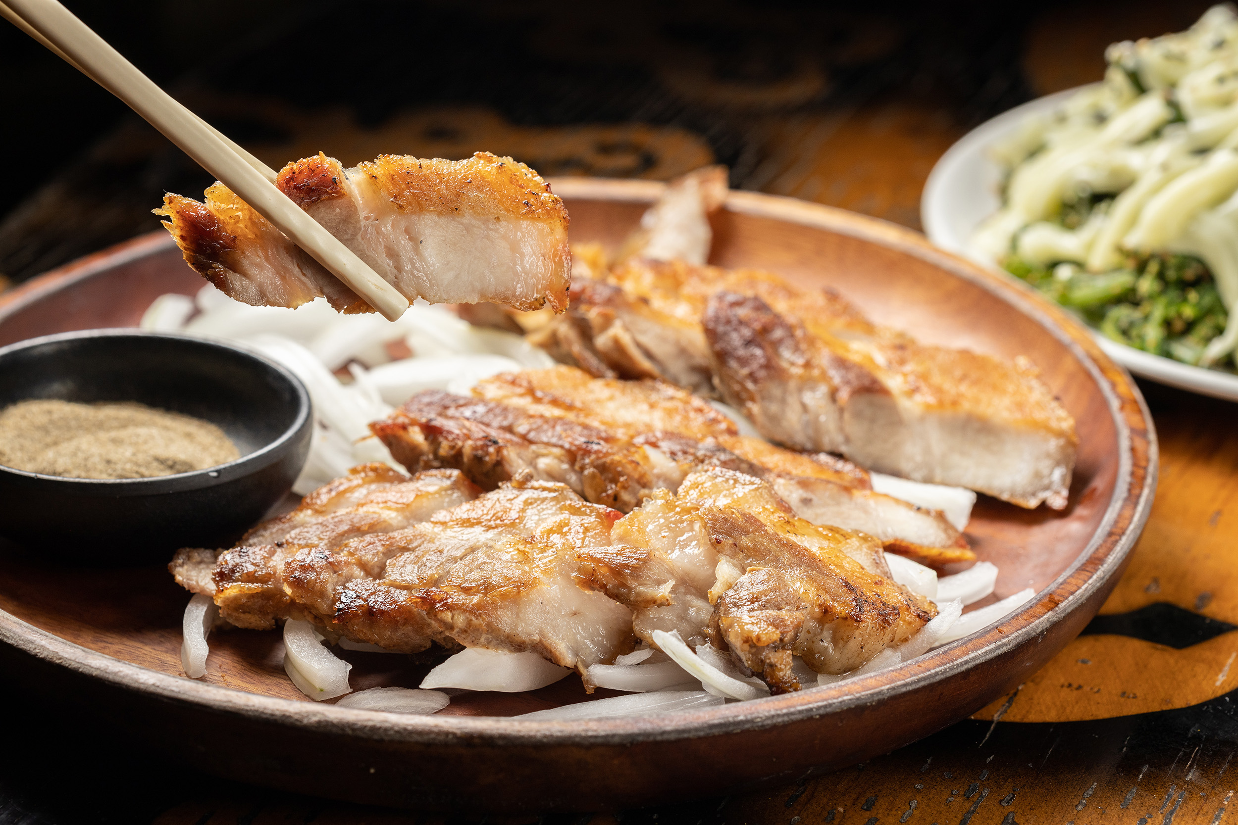 外酥內軟的「風味石板肉」肥而不膩。(300元/份)