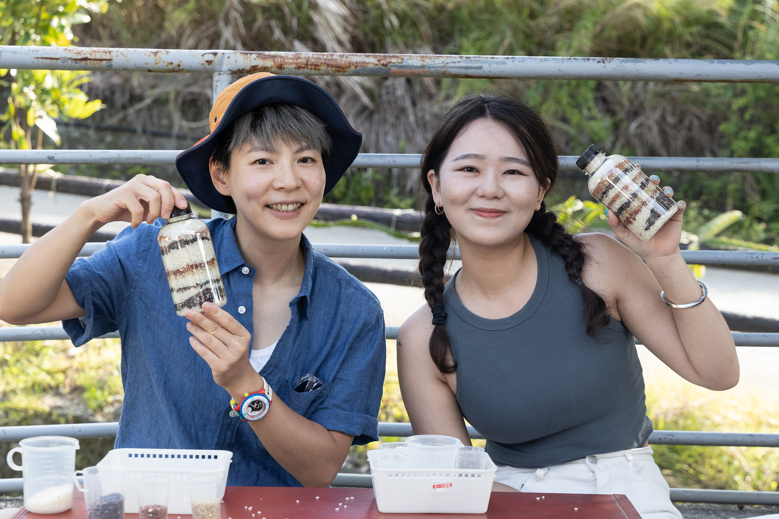 創意米繪DIY可倒入白米、黑米、糙米、紅米與紅藜，形成有趣的漸層。