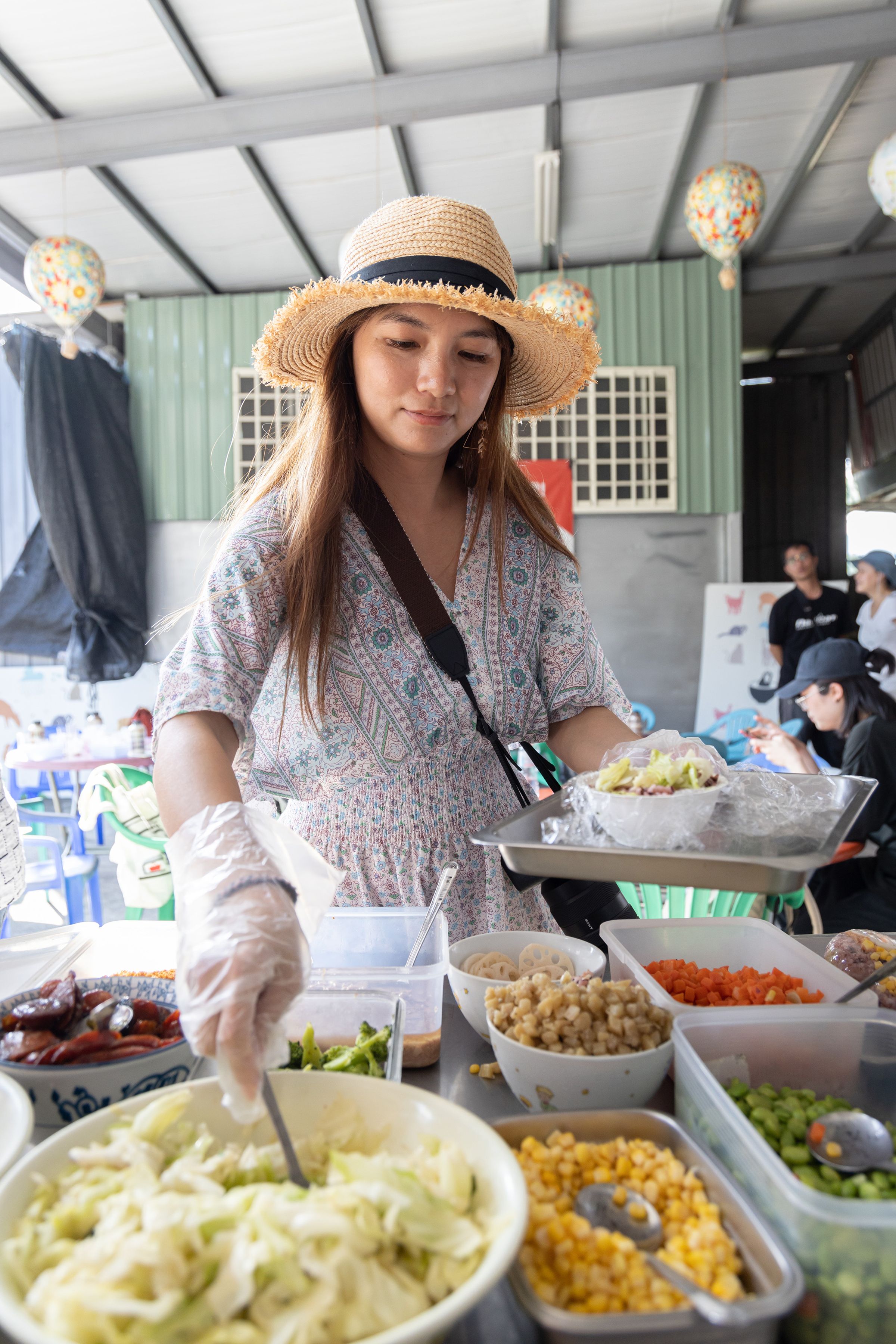 主人準備各式食材，讓遊客自由選擇飯糰材料。