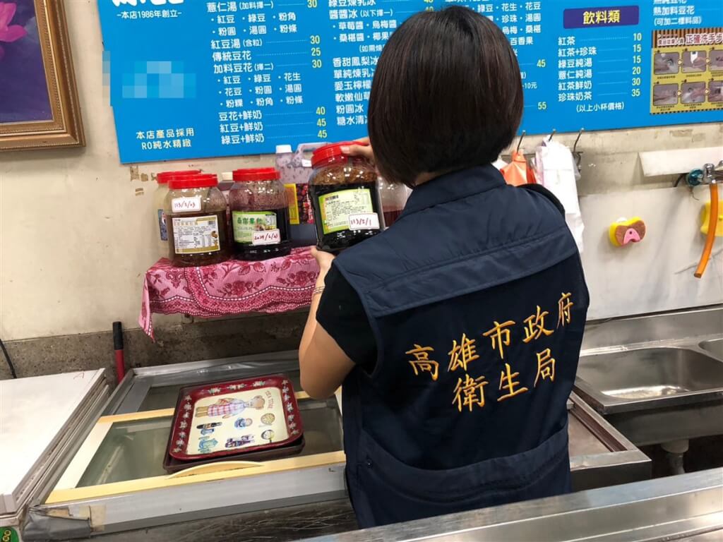 高雄市六合路一家冰店發生食物中毒事件，衛生局人員前往稽查。（高雄市衛生局提供）