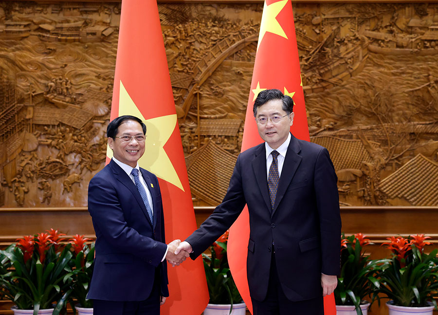 中國外交部長秦剛（右）自6月25日會見越南外長裴青山（左）後，就未公開露面。（翻攝自中國外交部）