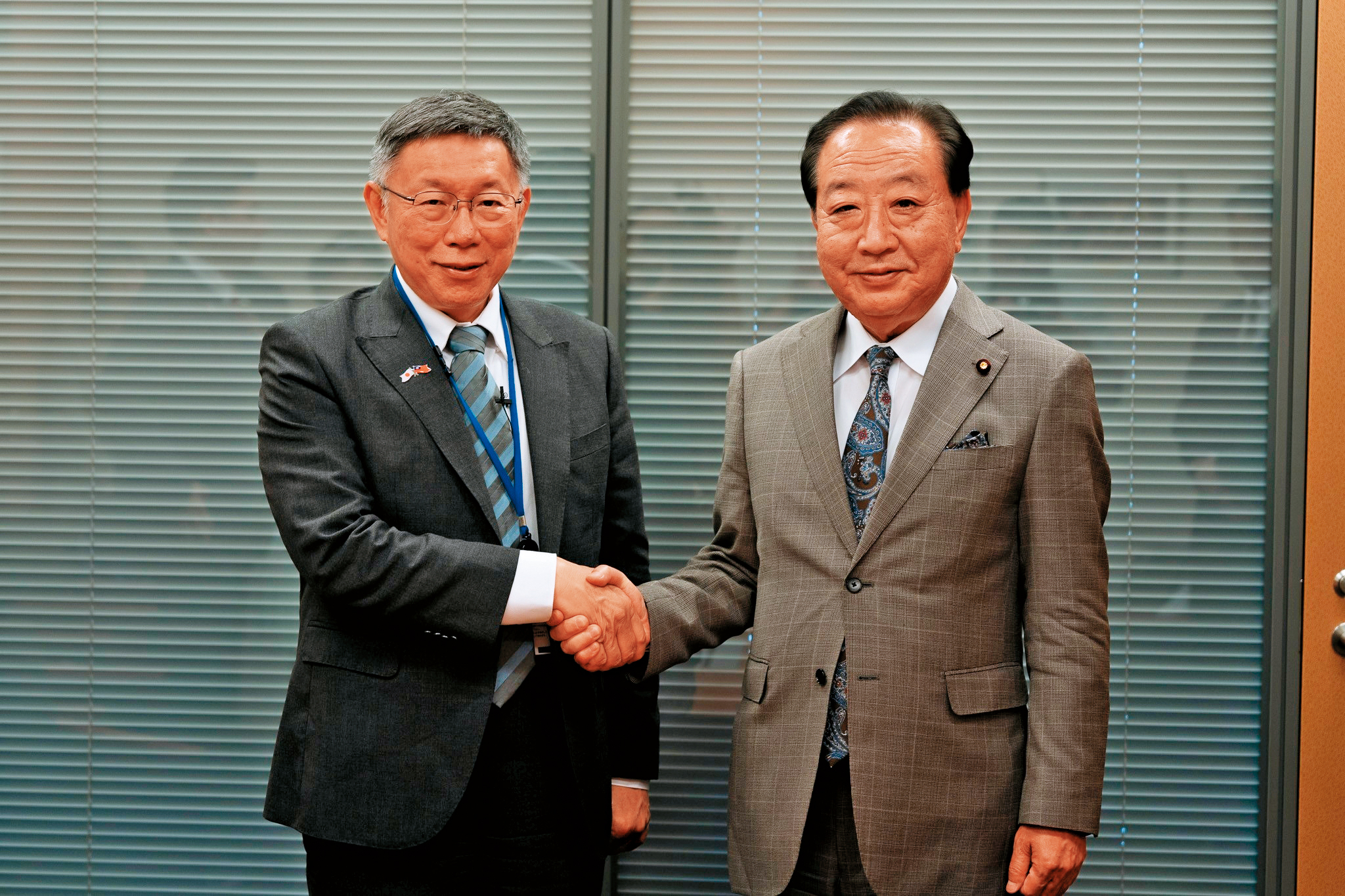 柯文哲在6月訪日期間,強調他對美日關係的重視,以及對強化國防力量的主張。圖為柯文哲(左)拜會日本前首相野田佳彥(右)。(民眾黨提供)