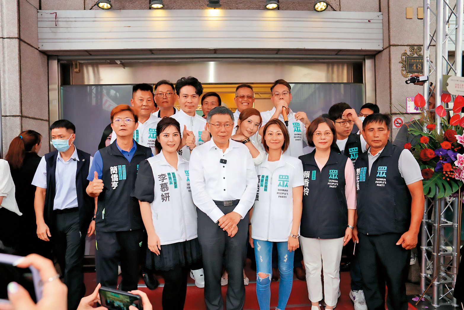 民眾黨在各選區能夠提名多少有力的參選人,是柯文哲(前左三)必須卯足全力解決的問題。(柯文哲團隊提供)