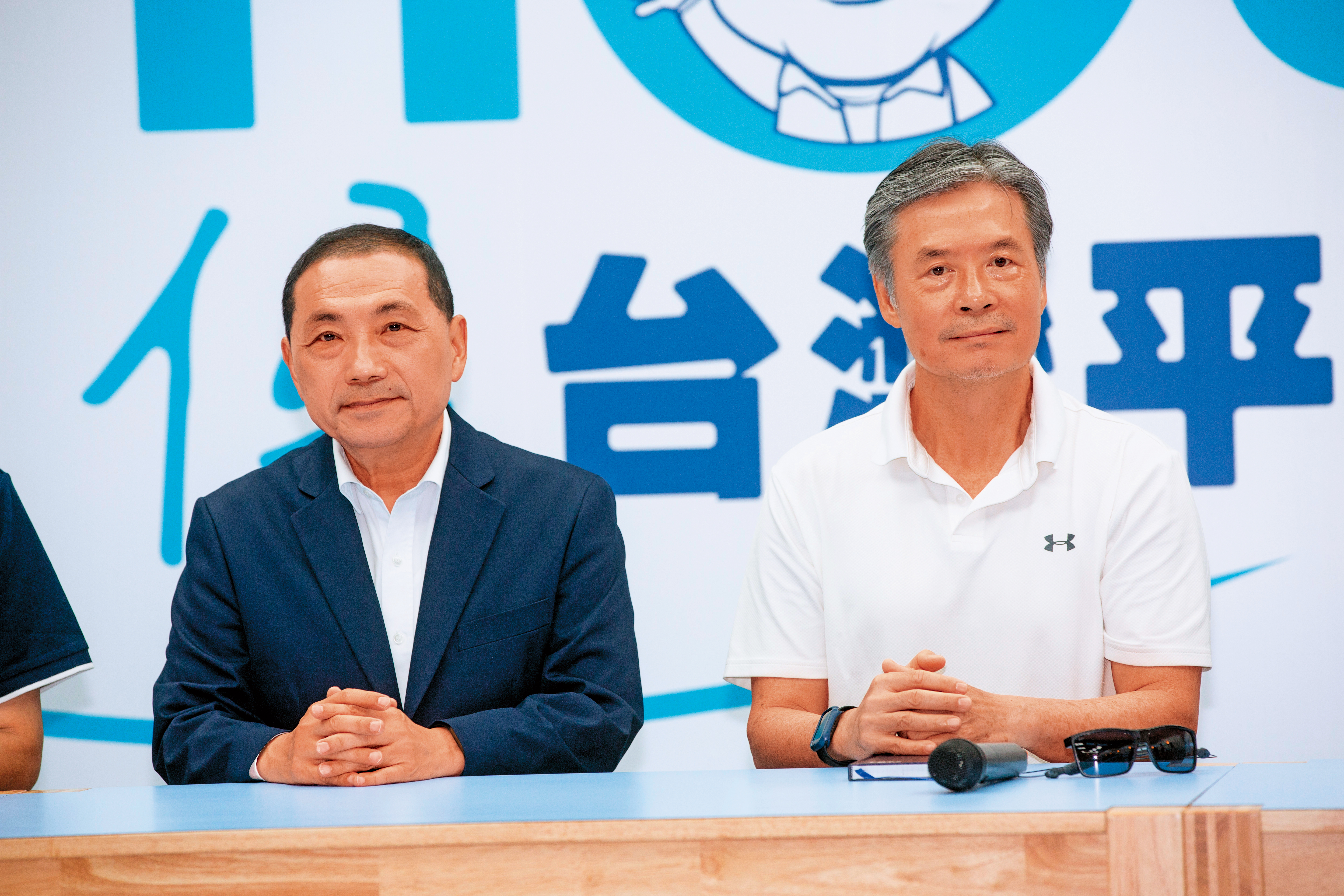 為強化內部團結,侯友宜(左)任命曾在馬英九時期擔任黨祕書長的金溥聰(右)為競辦執行長。(林煒凱攝)