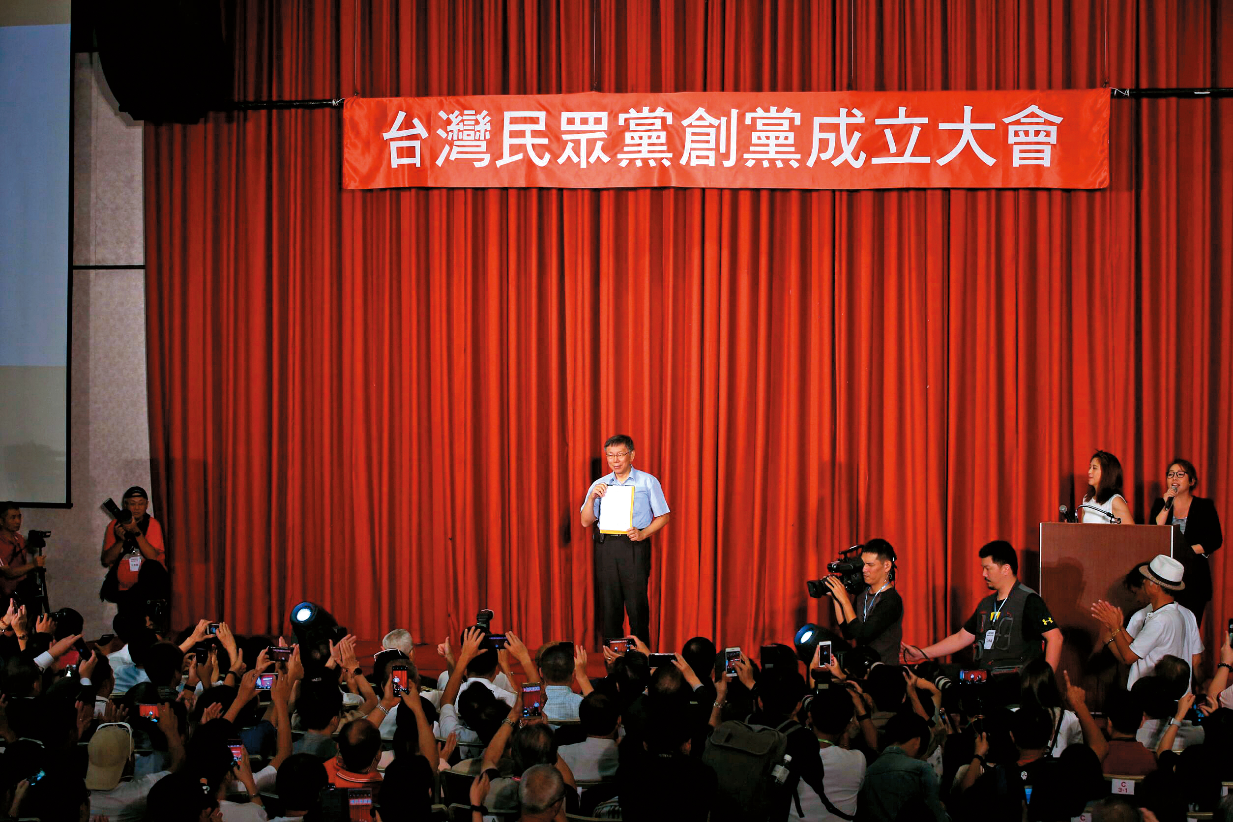 民眾黨成立於2019年,在去年的議員選舉中,全台僅取得14席,表現未達預期。但黨主席柯文哲保持著穩定的高人氣。(本刊資料照)