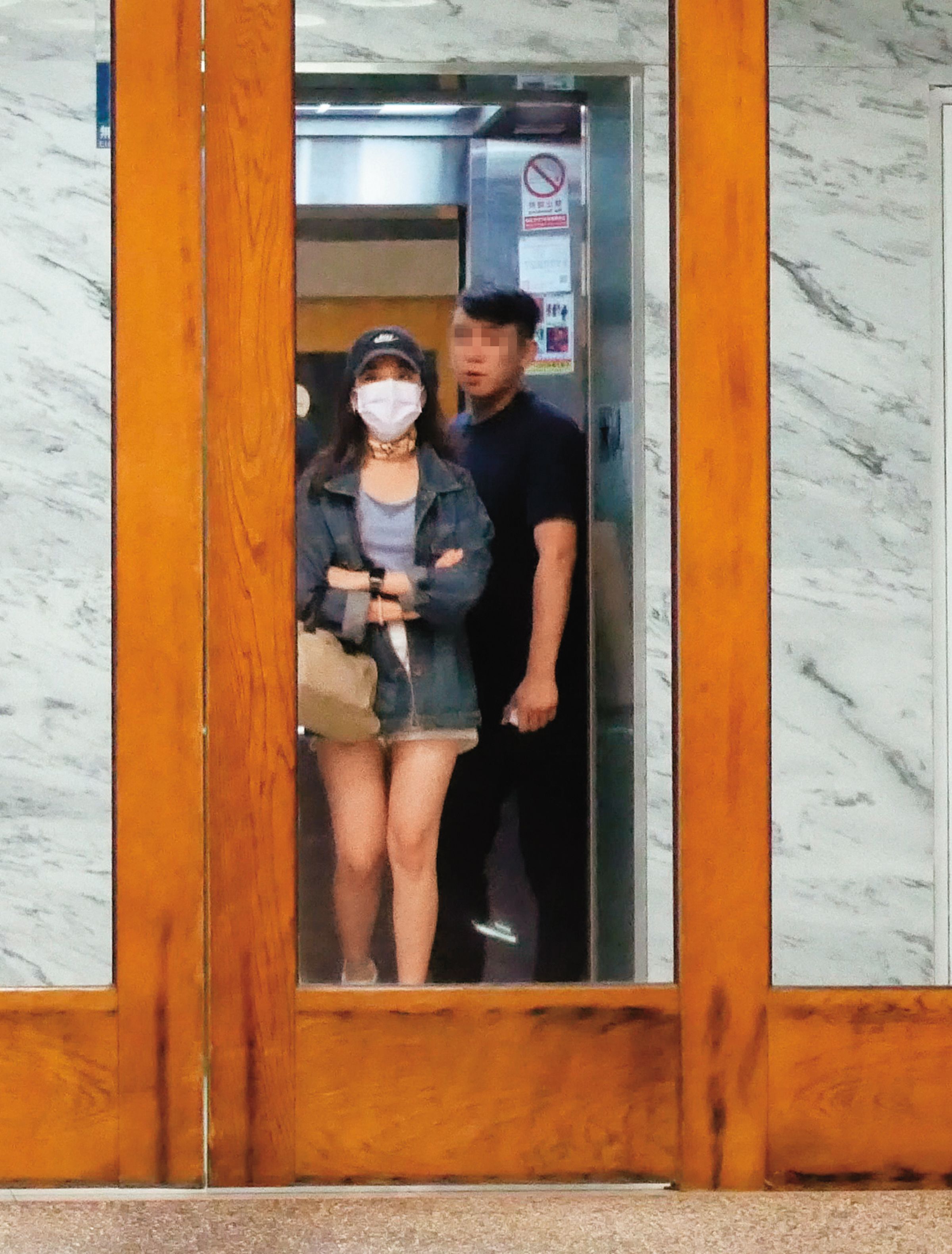 7/11 23：13 離開休息的旅館後，陳紫渝跟男友搭電梯下樓準備離開。