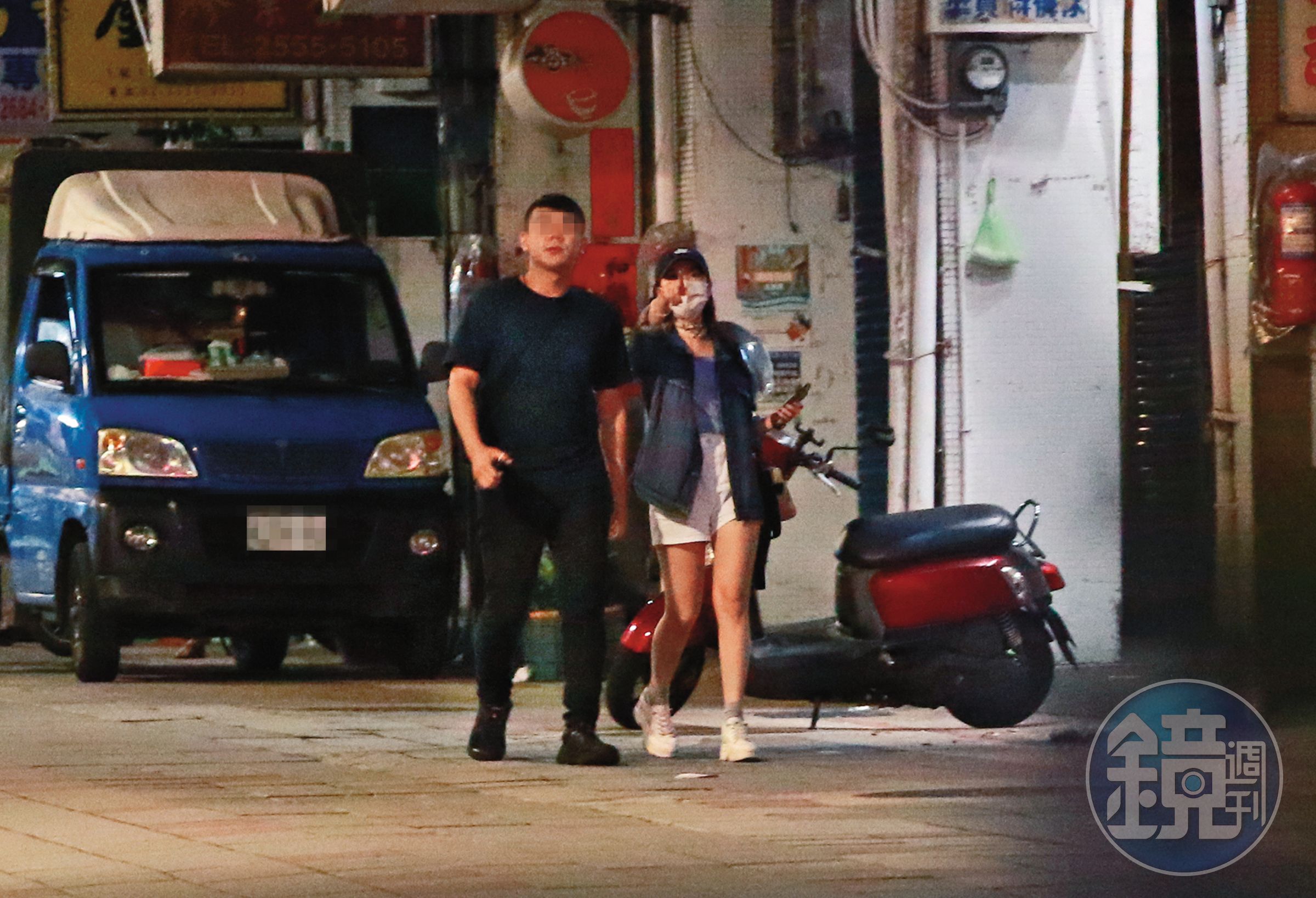 7/11 21：12 兩人繞街鑽巷終於找到旅館，陳紫渝看到招牌還舉手指了一下。