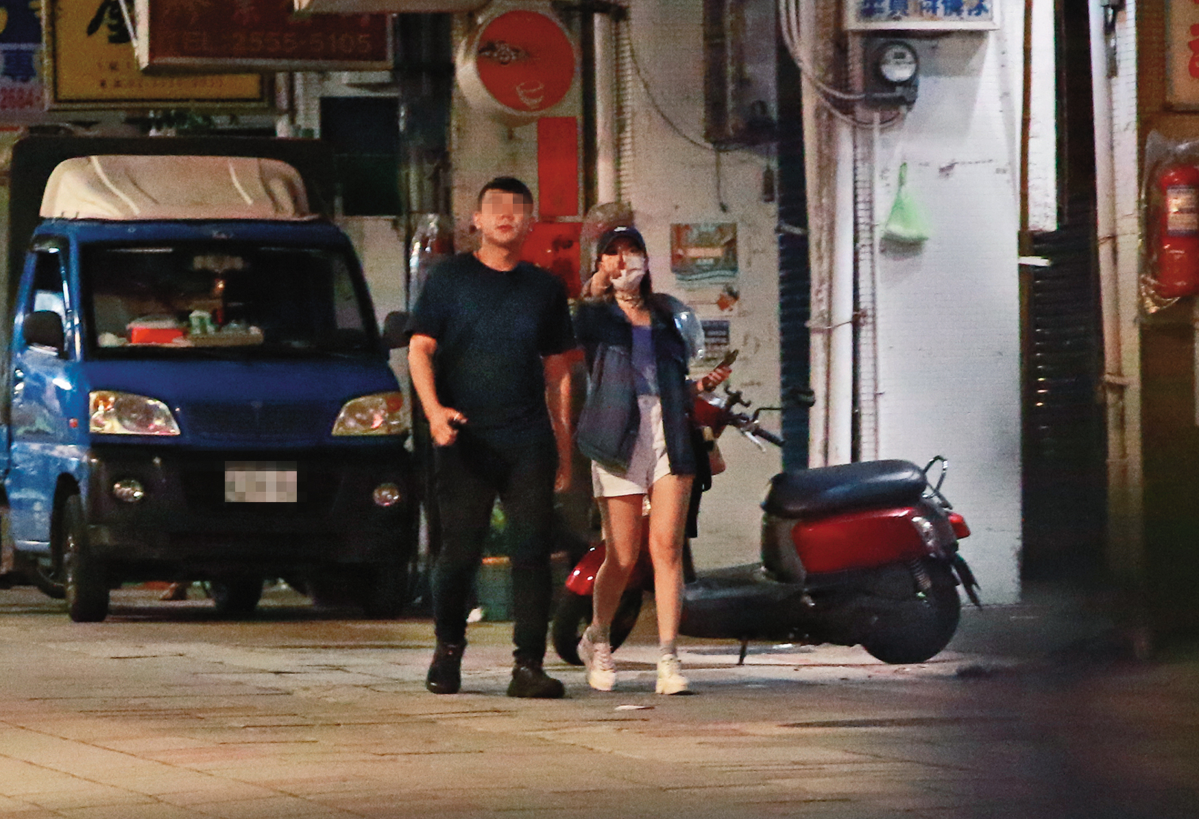 7/11 21:12 兩人繞街鑽巷終於找到旅館,陳紫渝看到招牌還舉手指了一下。