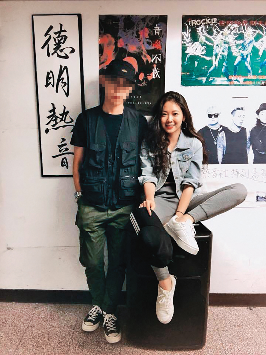之前傳陳紫渝(右)曾在大學時期有疑似男友(左)的人出現,但也有人幫忙否認說只是社團成員而已。(翻攝自德明熱音社臉書)