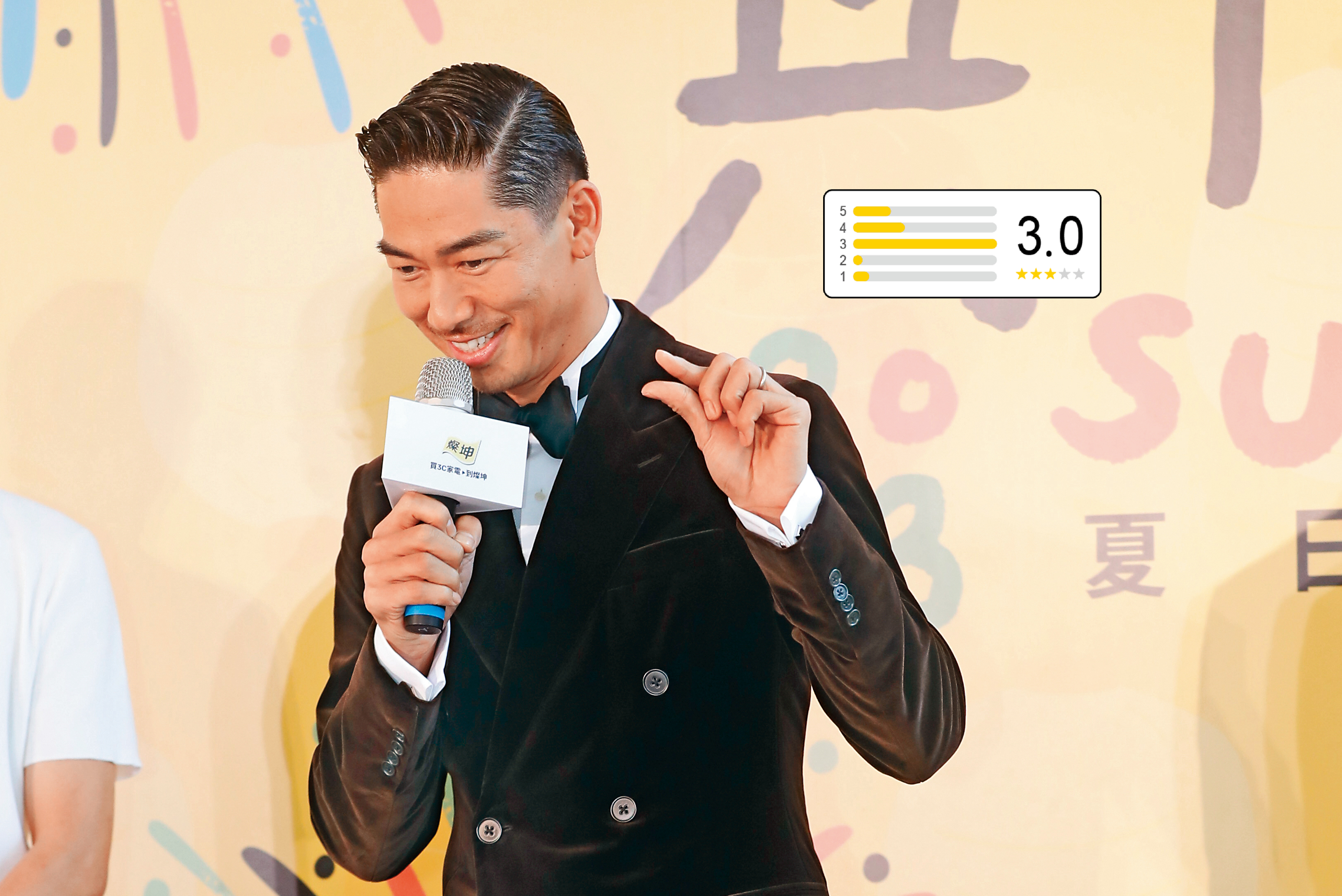 志玲姐姐的老公AKIRA這個大拇指與食指的「一點點」手勢，在韓國可是會「令人髮指」喔。