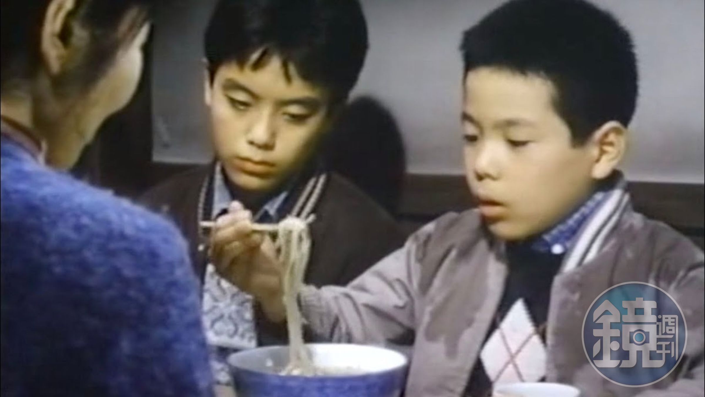 1992年的日本電影《一碗清湯蕎麥麵》,描述母子3人在除夕夜點了一碗湯麵,老闆偷偷多加麵條的故事。(翻攝老電影說故事頻道)