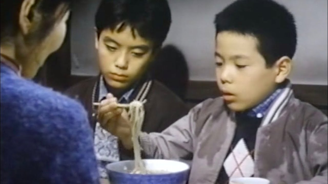 1992年的日本電影《一碗清湯蕎麥麵》,描述母子3人在除夕夜點了一碗湯麵,老闆偷偷多加麵條的故事。(翻攝老電影說故事頻道)