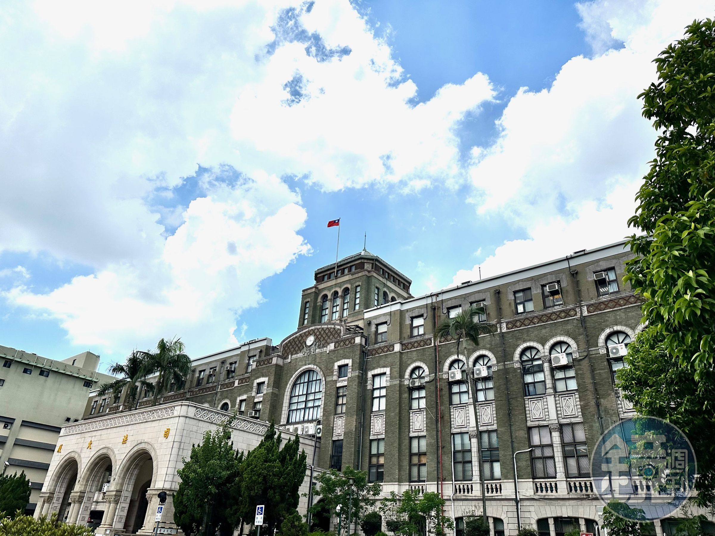 懲戒法院職務法庭認定士林地院前法官陳梅欽放高利貸，判罰俸4月。