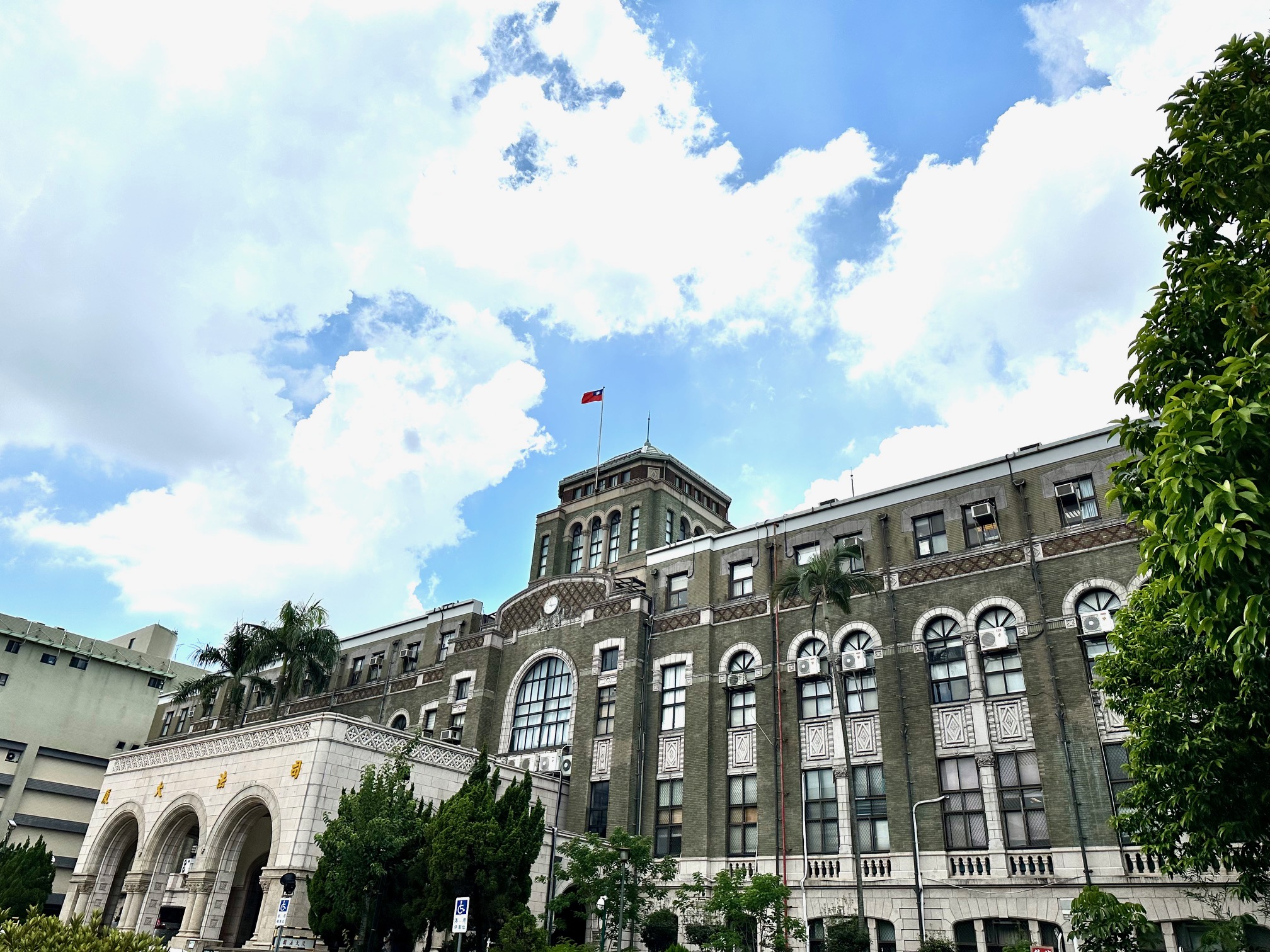 懲戒法院職務法庭認定士林地院前法官陳梅欽放高利貸，判罰俸4月。