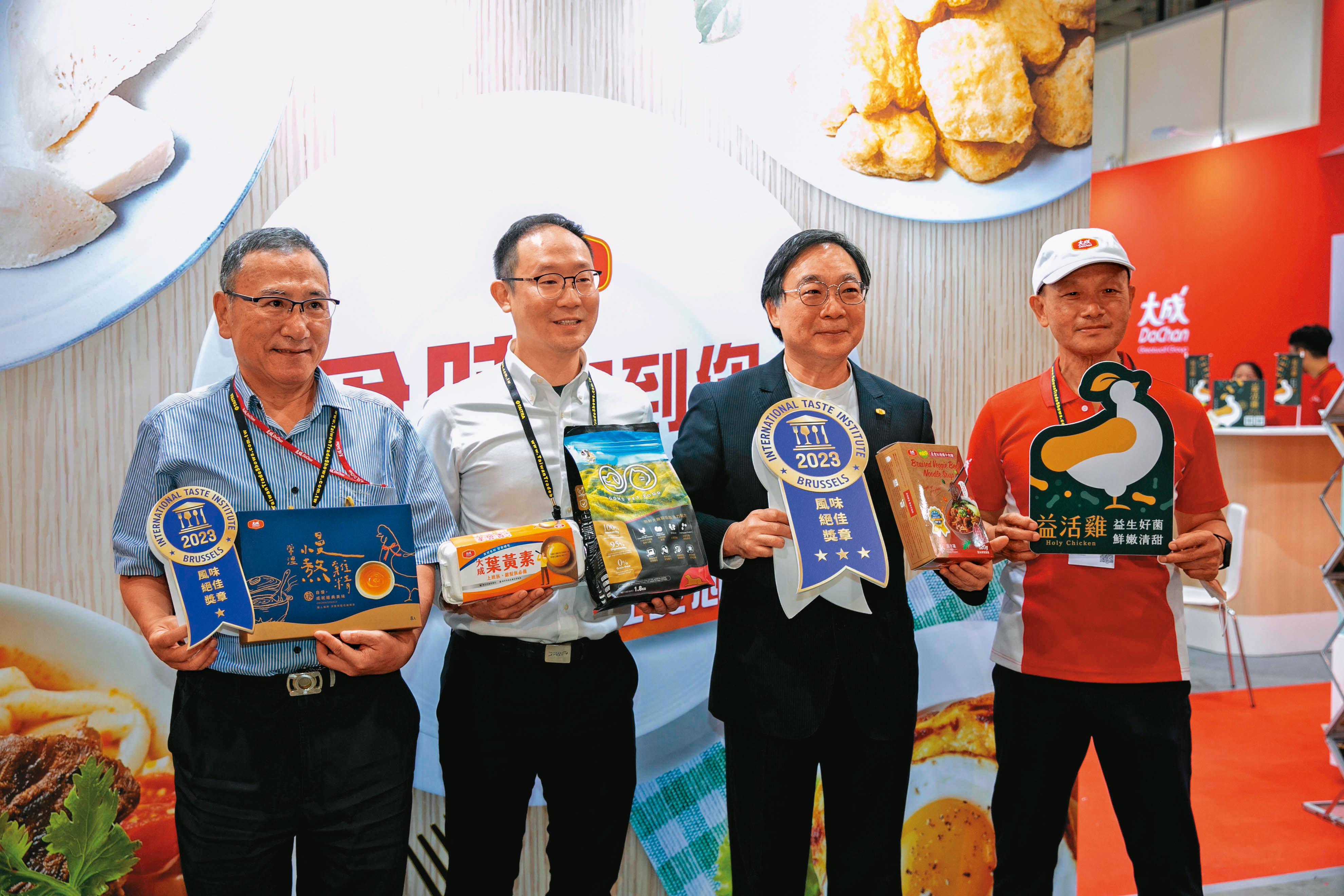 大成用植物肉做成的牛肉麵屢屢獲得食品獎，證明植物肉也能與真正的肉類餐飲在美味方面比拚。圖右2為大成副總裁韓家寅。