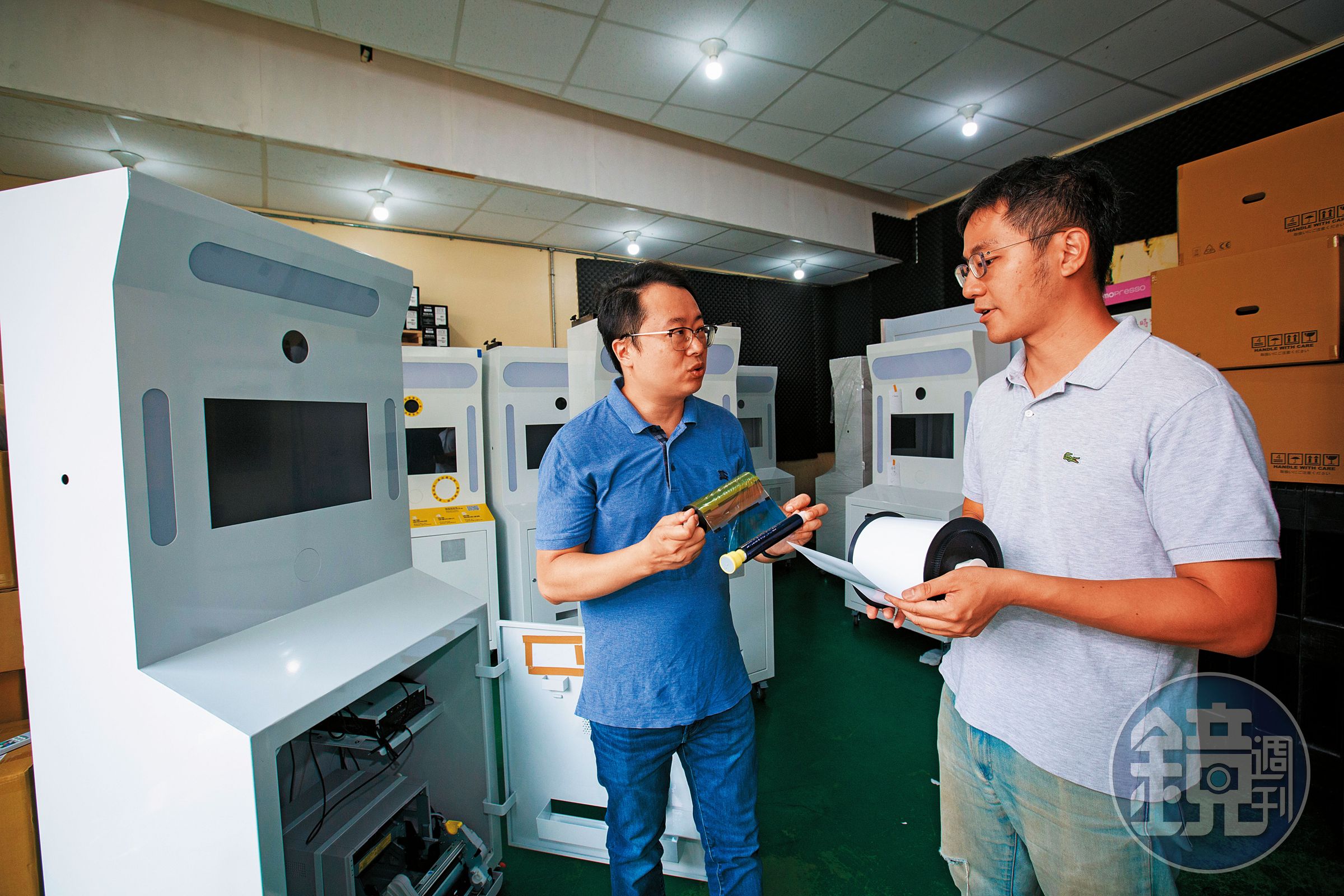 陳彥廷(左)與合夥人林伯彥(右)堅持機台內的照片印表機與相紙選用日本最大廠商,不沾指紋,也不會褪色。