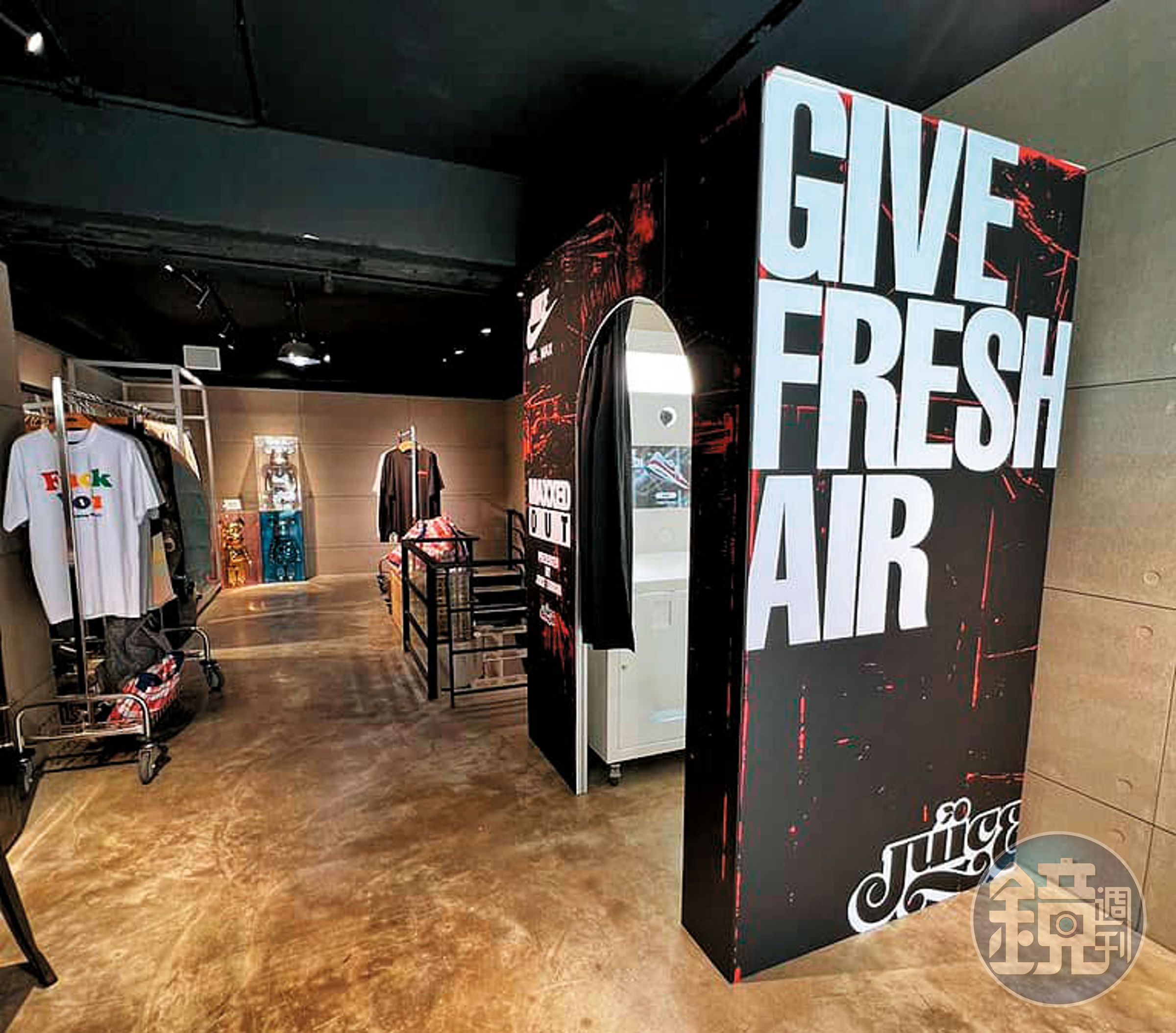 妞拍貼的拍貼機台還提供出租服務,運動品牌Nike就曾租機台放在店內,並客製專屬相框讓客人拍照留念。(妞拍貼提供)