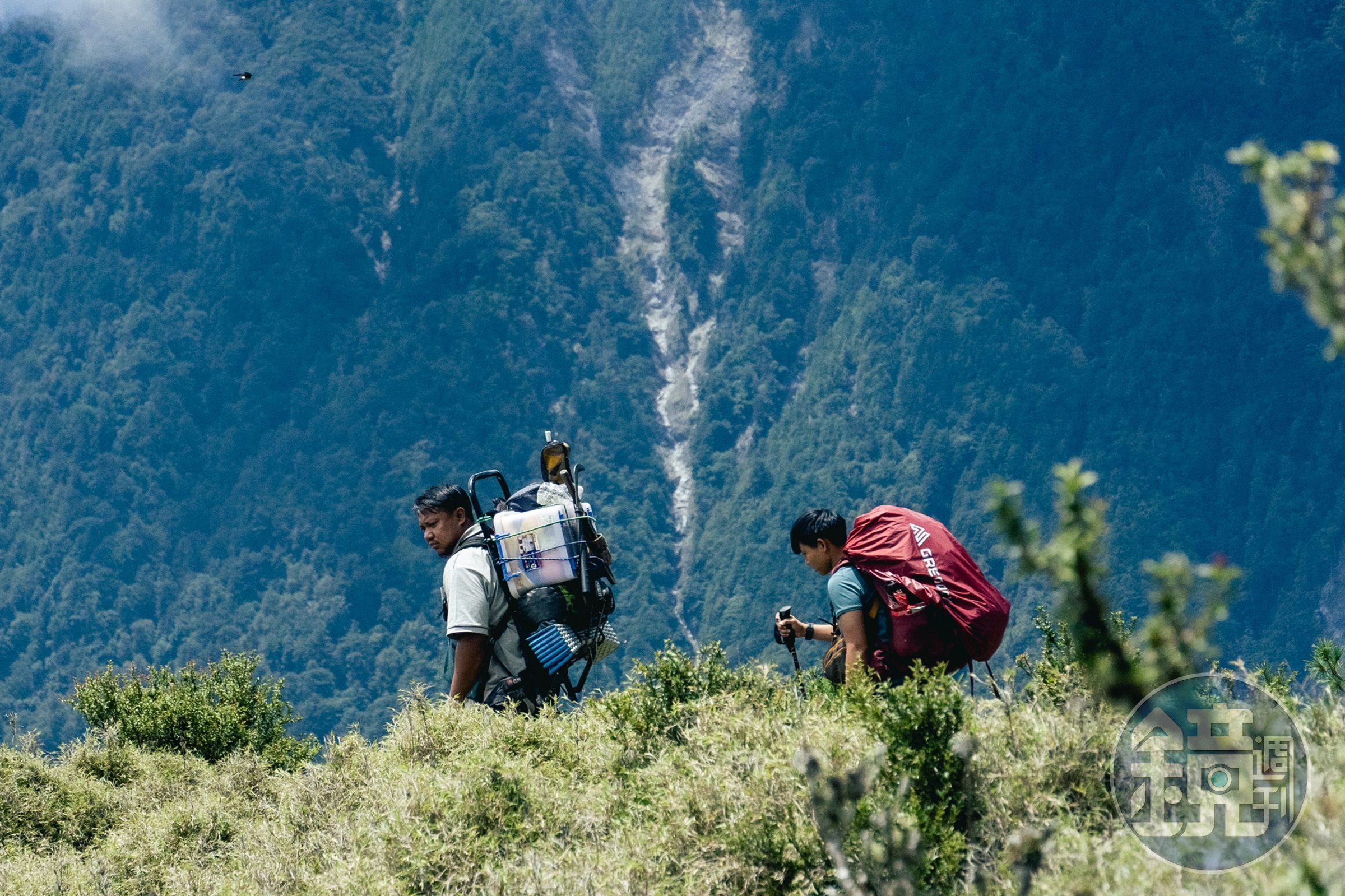 《群山之島2》最終章由原住民歌手馬詠恩（左）與高山嚮道巫瑪芙（右）擔任主角。（公視提供、攝影Katie Chen）