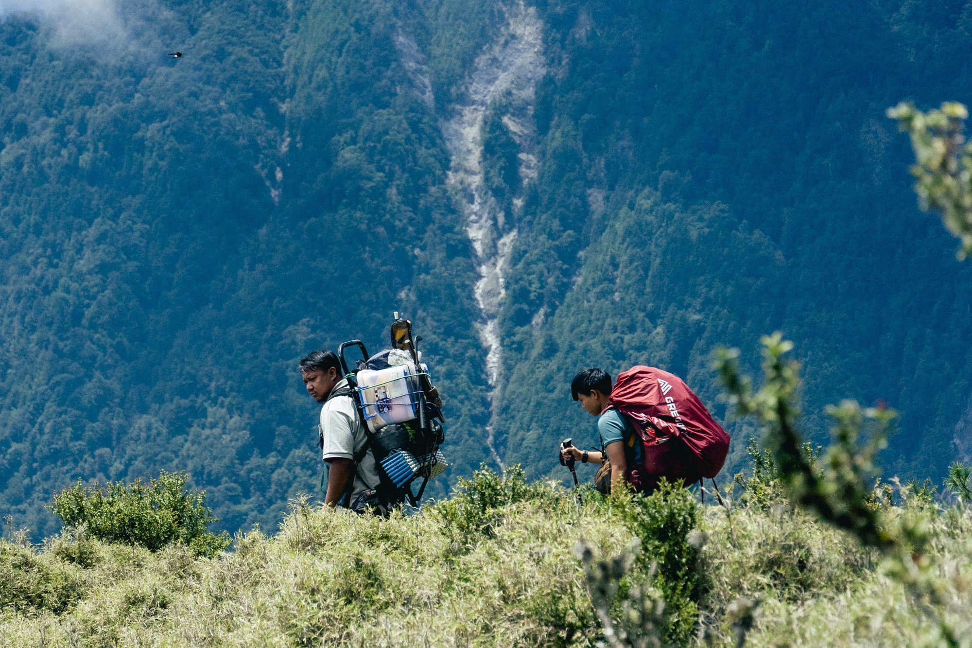 《群山之島2》最終章由原住民歌手馬詠恩（左）與高山嚮道巫瑪芙（右）擔任主角。（公視提供、攝影Katie Chen）