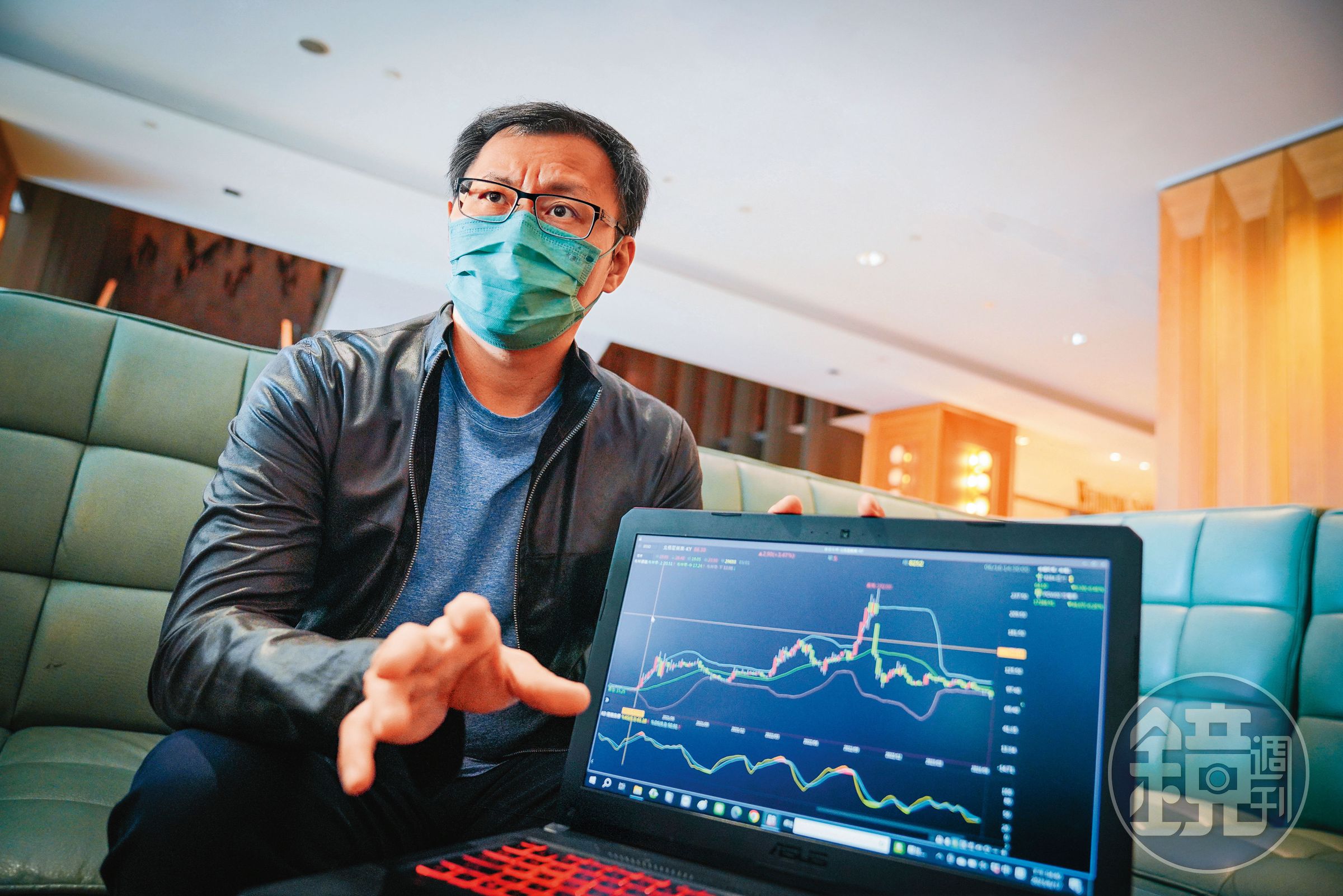 鬼叔利用左右側交易法，克服人性貪與怕，賺回富裕人生。