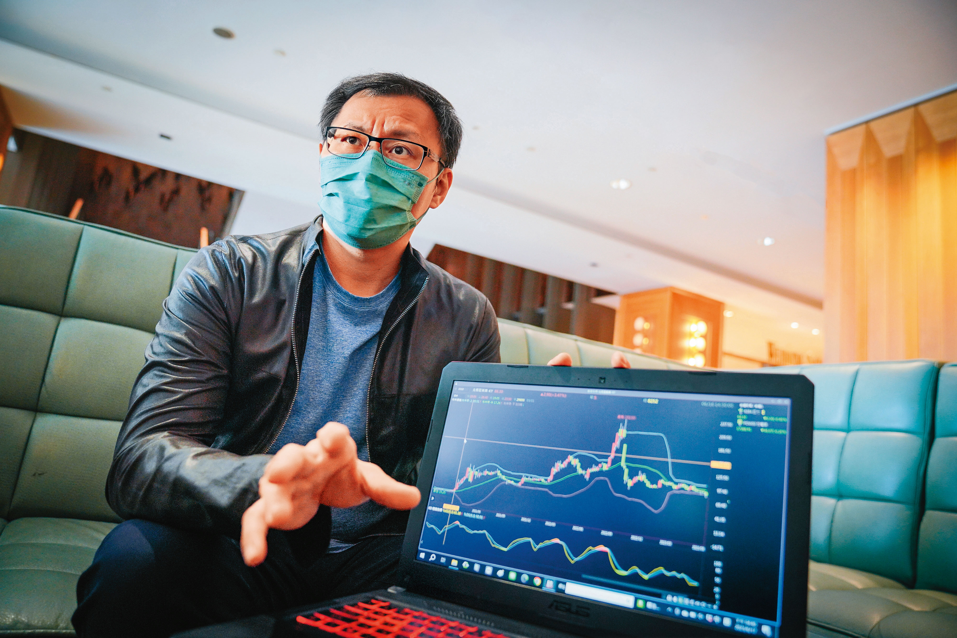 鬼叔利用左右側交易法，克服人性貪與怕，賺回富裕人生。