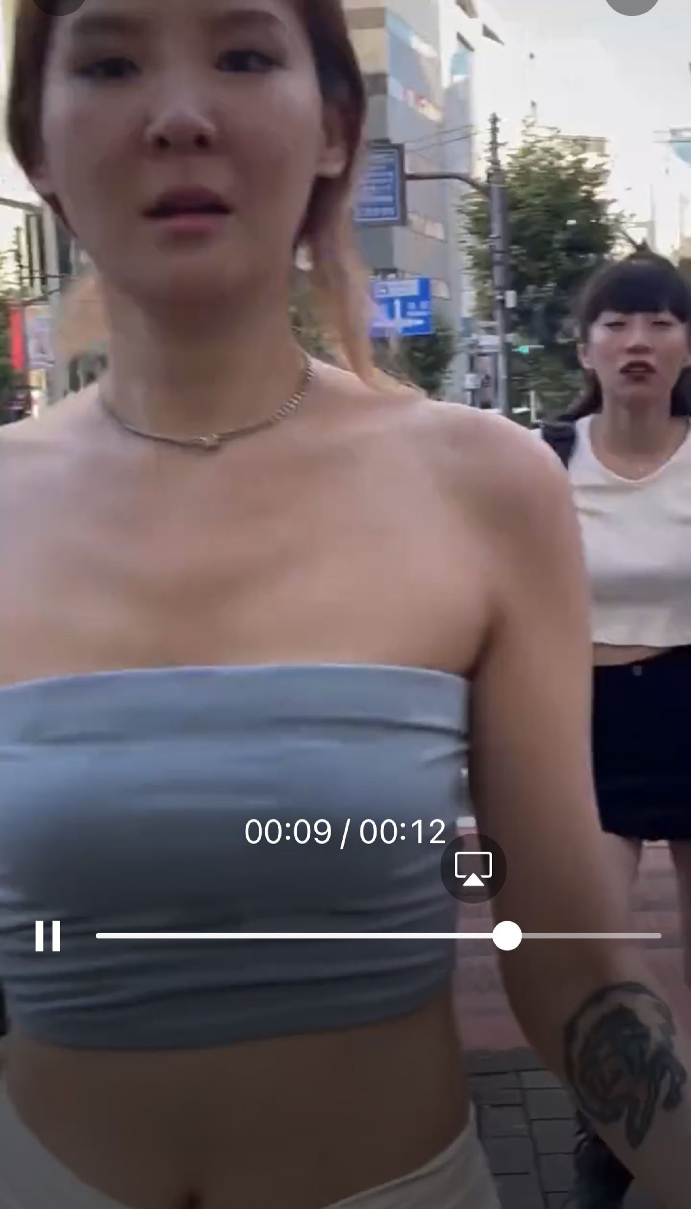 有網友稱這群辣妹都是中國人。（翻自推特）