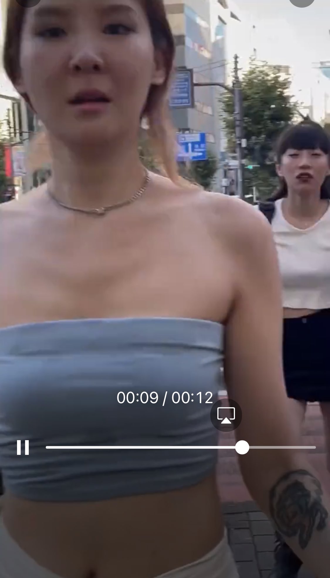 有網友稱這群辣妹都是中國人。（翻自推特）
