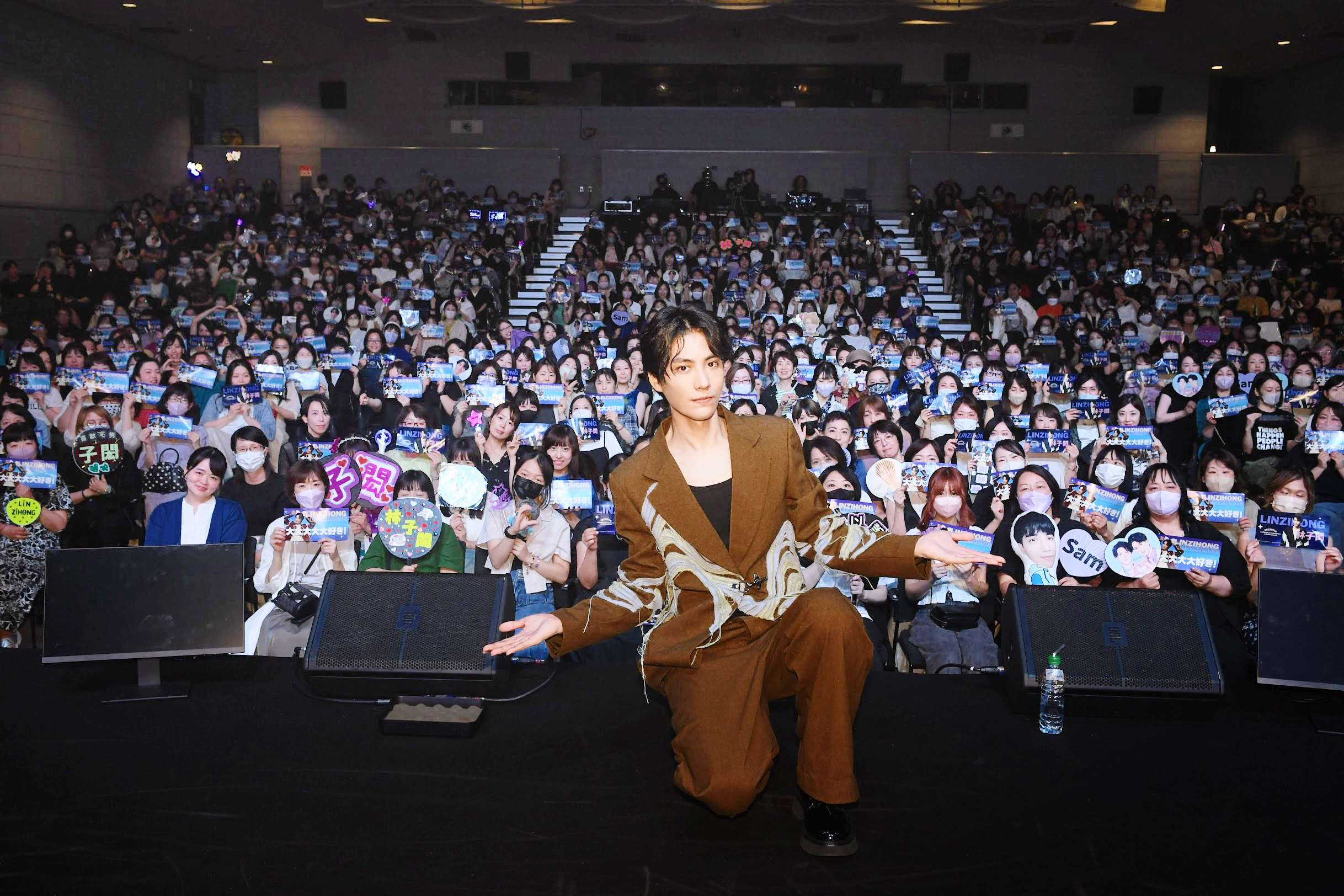 林子閎與大阪粉絲相見歡。(TVBS提供)