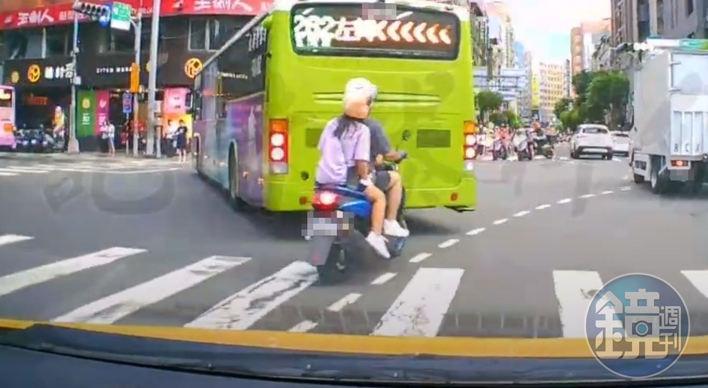 小黃駕駛16日行經永和路二段路口，直擊家長騎車載著2個孩子，逆向行駛強闖對向車道。（翻攝自《記者爆料網》）