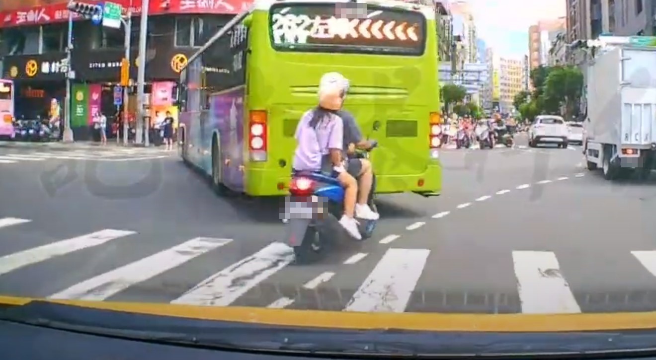 小黃駕駛16日行經永和路二段路口，直擊家長騎車載著2個孩子，逆向行駛強闖對向車道。（翻攝自《記者爆料網》）