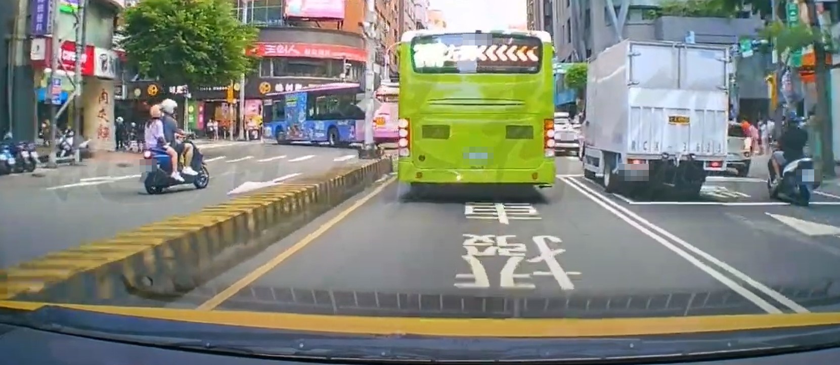 小黃駕駛16日行經永和路二段路口，直擊家長騎車載著2個孩子，逆向行駛強闖對向車道。（翻攝自《記者爆料網》）
