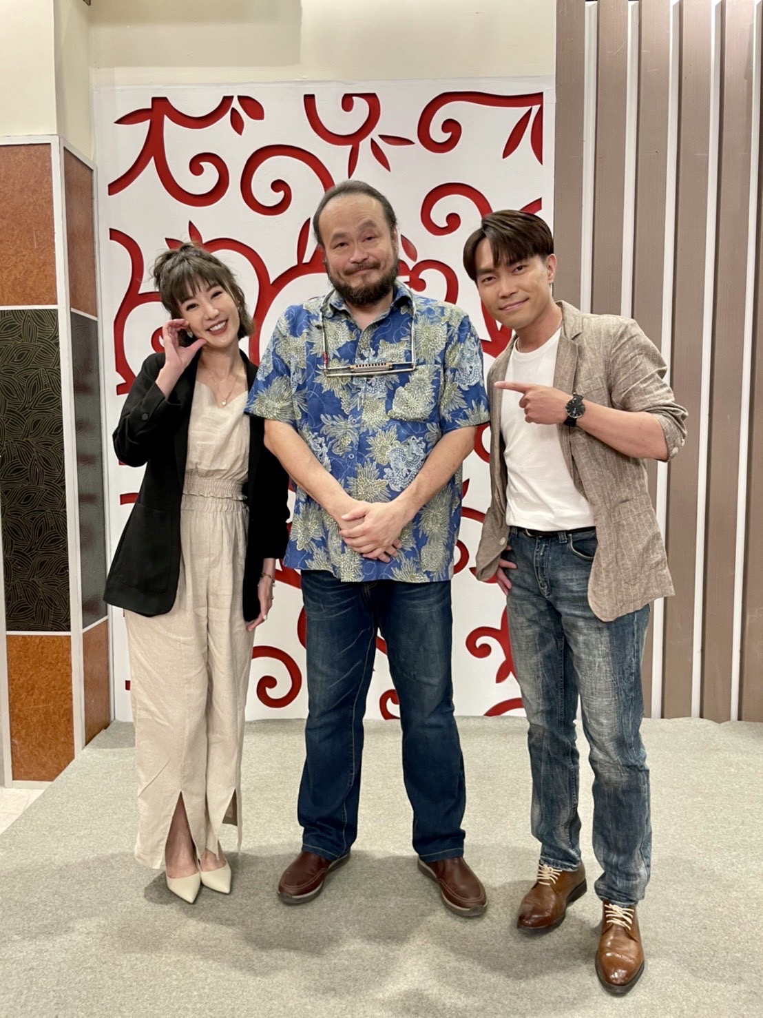 謝宇威客串八點檔《市井豪門》演出駐唱歌手，羅巧倫（左）跟許仁杰（右）聽到忘我險漏台詞。（民視提供）